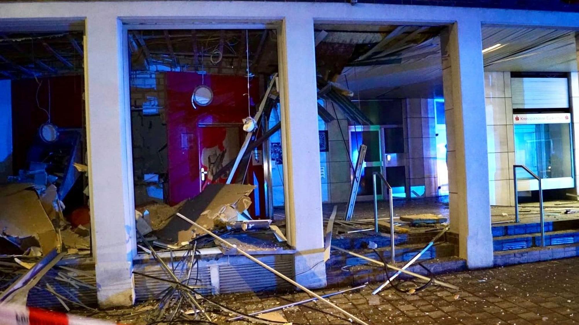 Das Bild zeigt die Zerstörung der Kreissparkassen-Filiale. Die Scheiben sind herausgerissen. Überall liegen Teile herum, davor ein Absperrband.