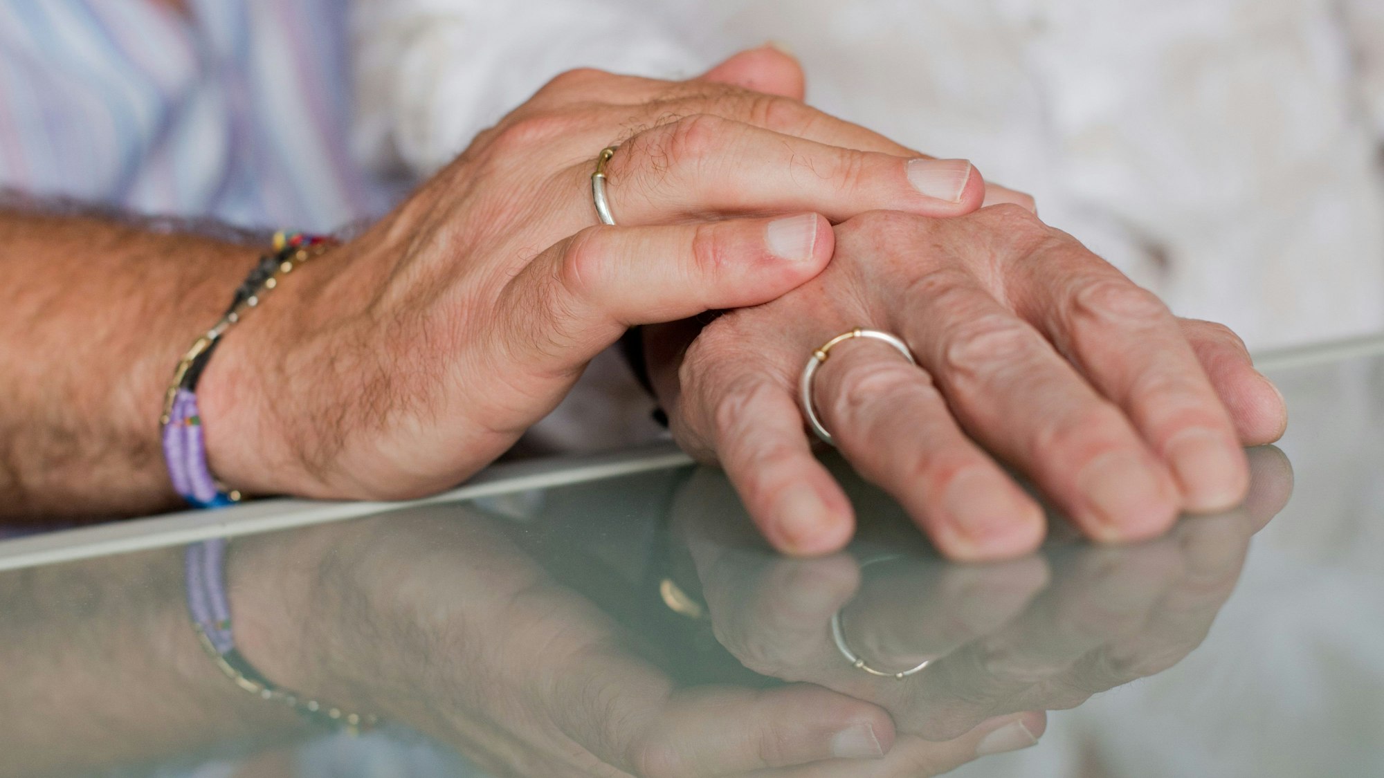 Ein homosexuelles Paar zeigt seine Eheringe. Papst Franziskus hat den Weg für die Segnung homosexueller Paare in der katholischen Kirche unter genau festgelegten Bedingungen geebnet.