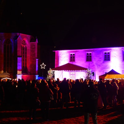 Die Wallfahrtskirche Zur Schmerzhaften Mutter Gottes in Bödingen war weihnachtlich beleuchtet.