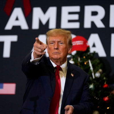 19.12.2023, USA, Waterloo: Donald Trump, ehemaliger Präsident der USA, reagiert während einer Wahlkampfveranstaltung. Foto: Charlie Neibergall/AP +++ dpa-Bildfunk +++