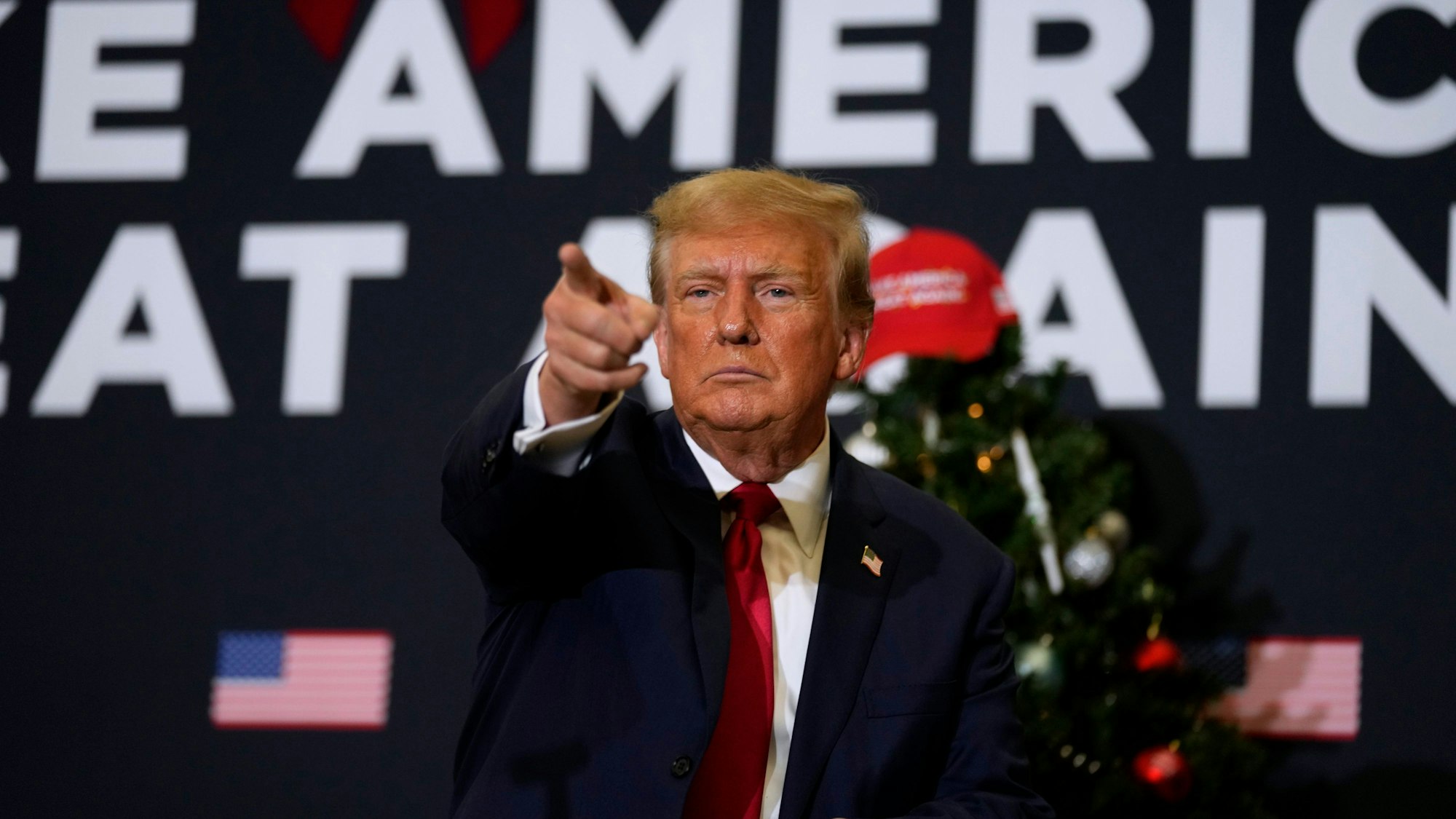19.12.2023, USA, Waterloo: Donald Trump, ehemaliger Präsident der USA, reagiert während einer Wahlkampfveranstaltung. Foto: Charlie Neibergall/AP +++ dpa-Bildfunk +++