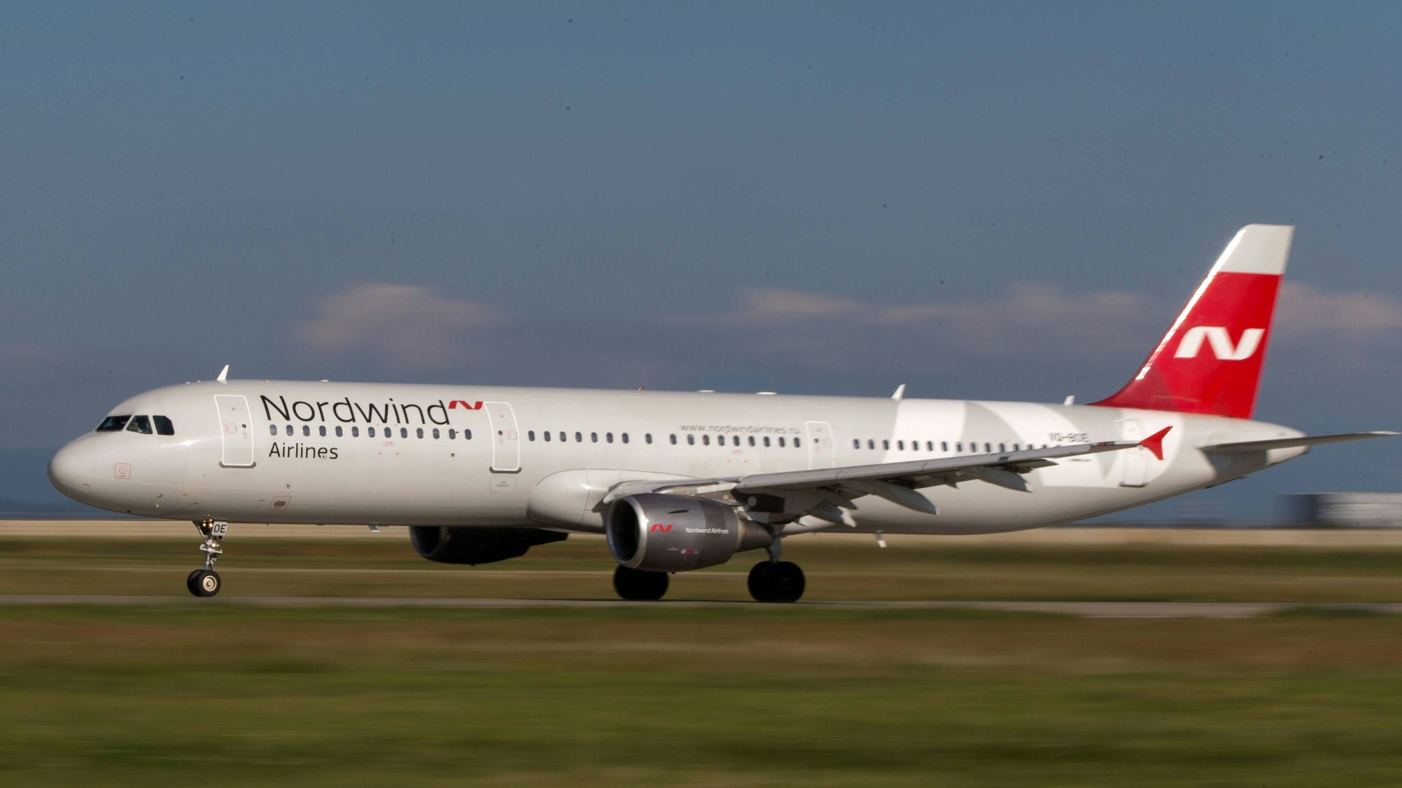 Eine Boeing 777 der russischen Fluggesellschaft Nordwind im Landeanflug auf ein Rollfeld. Ein baugleiches Flugzeug hat trotz eines Flugverbots den norwegischen Luftraum betreten. (Symbolbild)