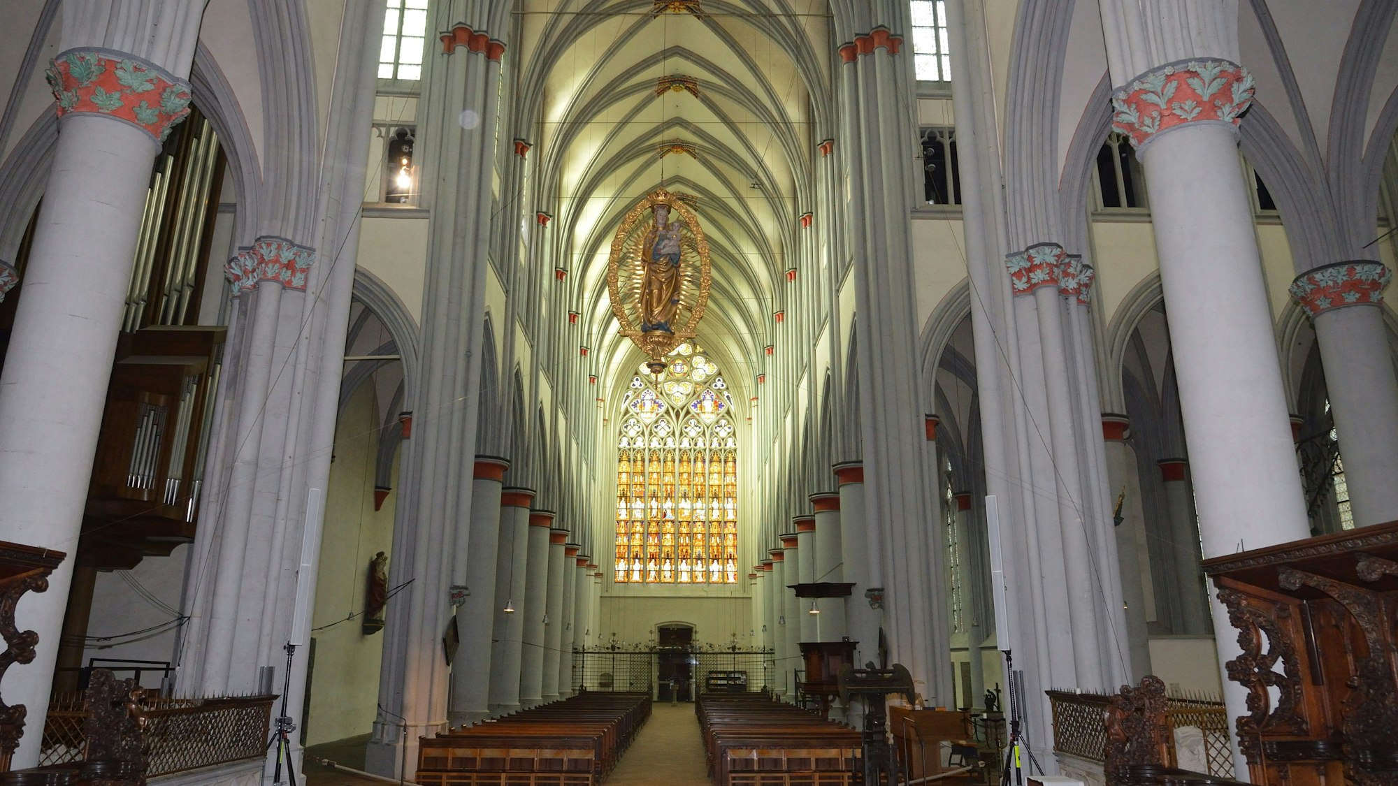 Blick ins Innere des Altenberger Doms mit seinen streng gotischen Bauformen.