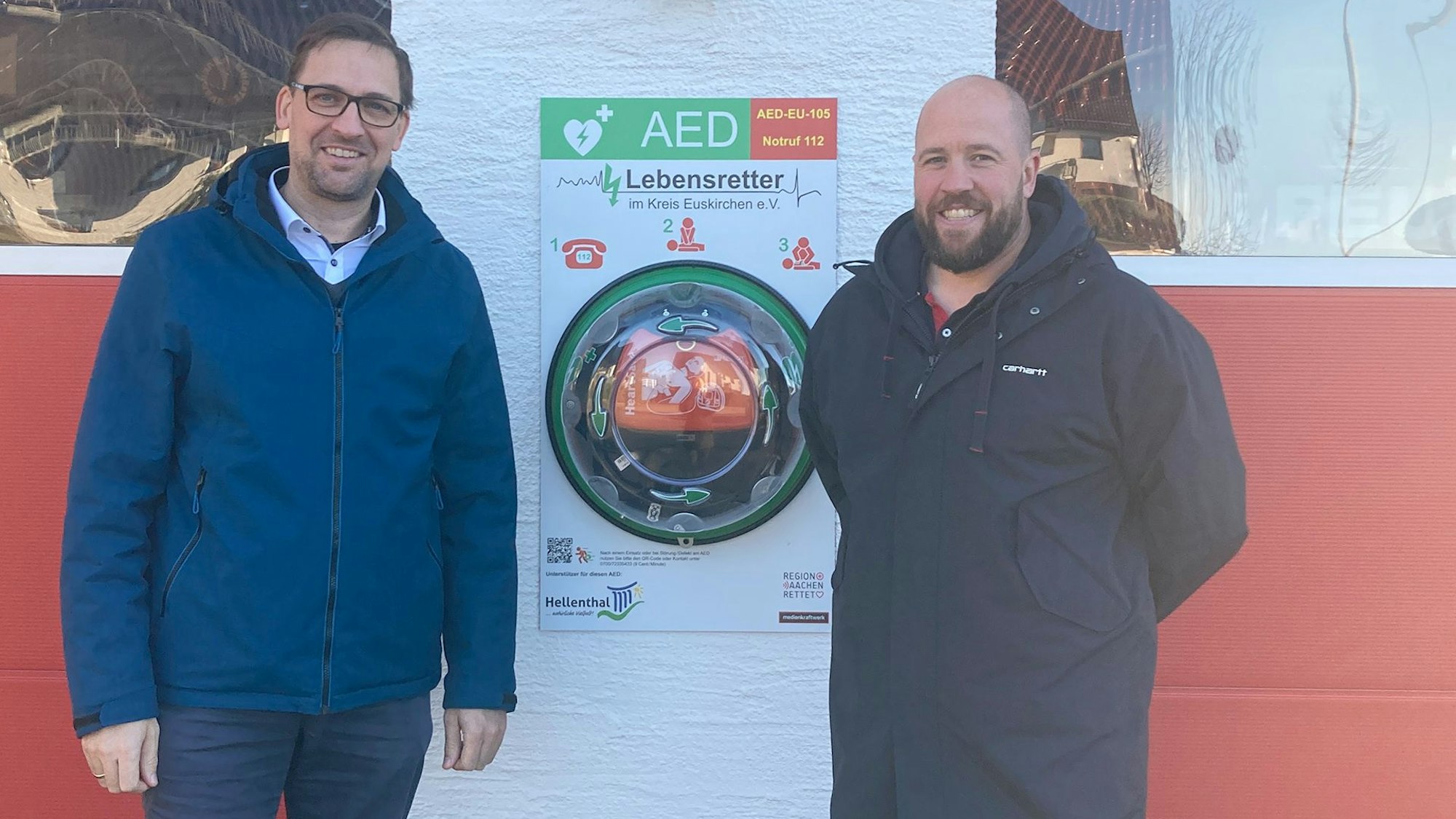 Jörg Schröder Michael Gissinger stehen vor einem Defillibrator.