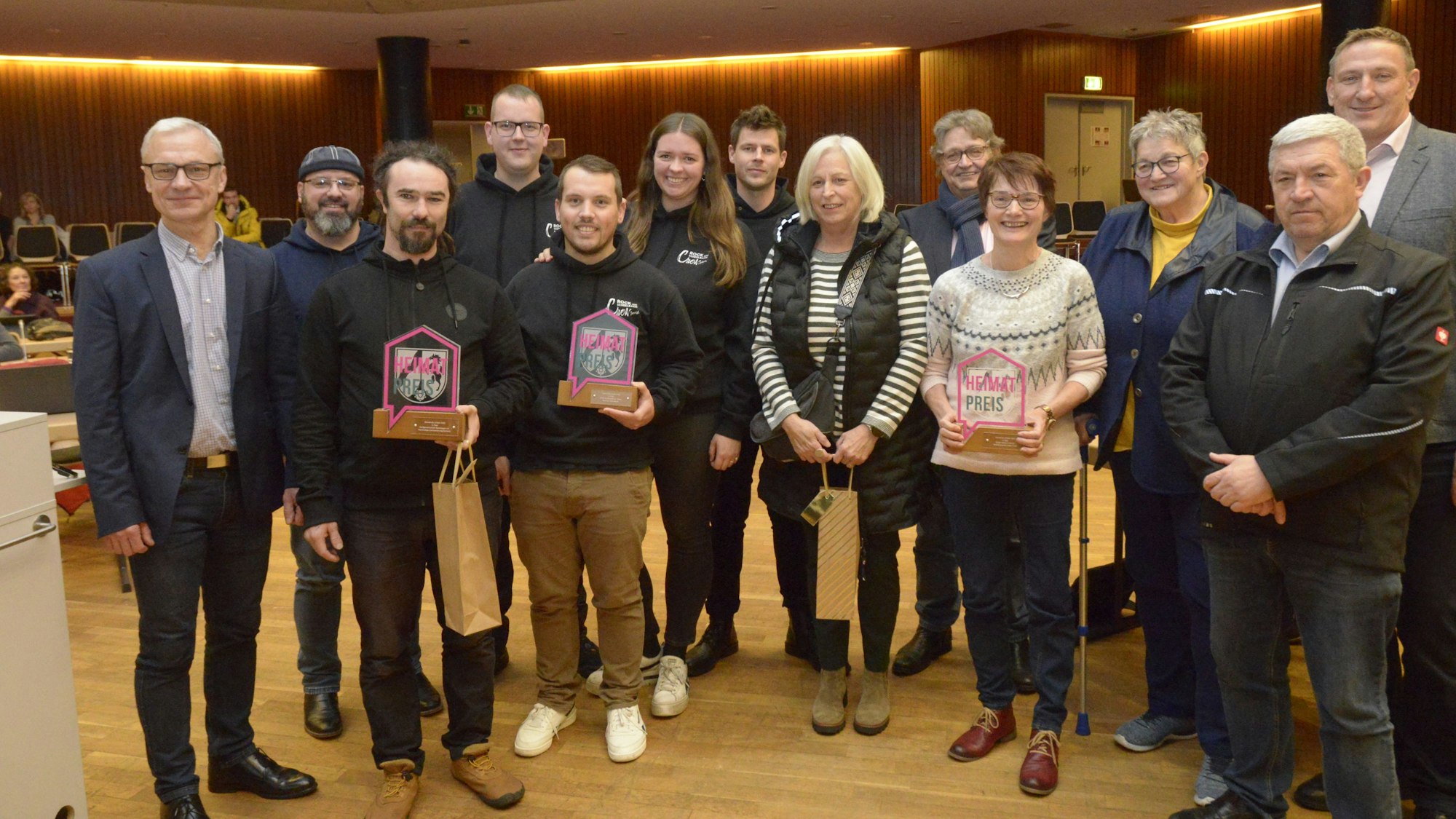 Gruppenfoto mit Bürgermeister, Fraktionsvorsitzenden und Vertretern der drei geehrten Vereine.