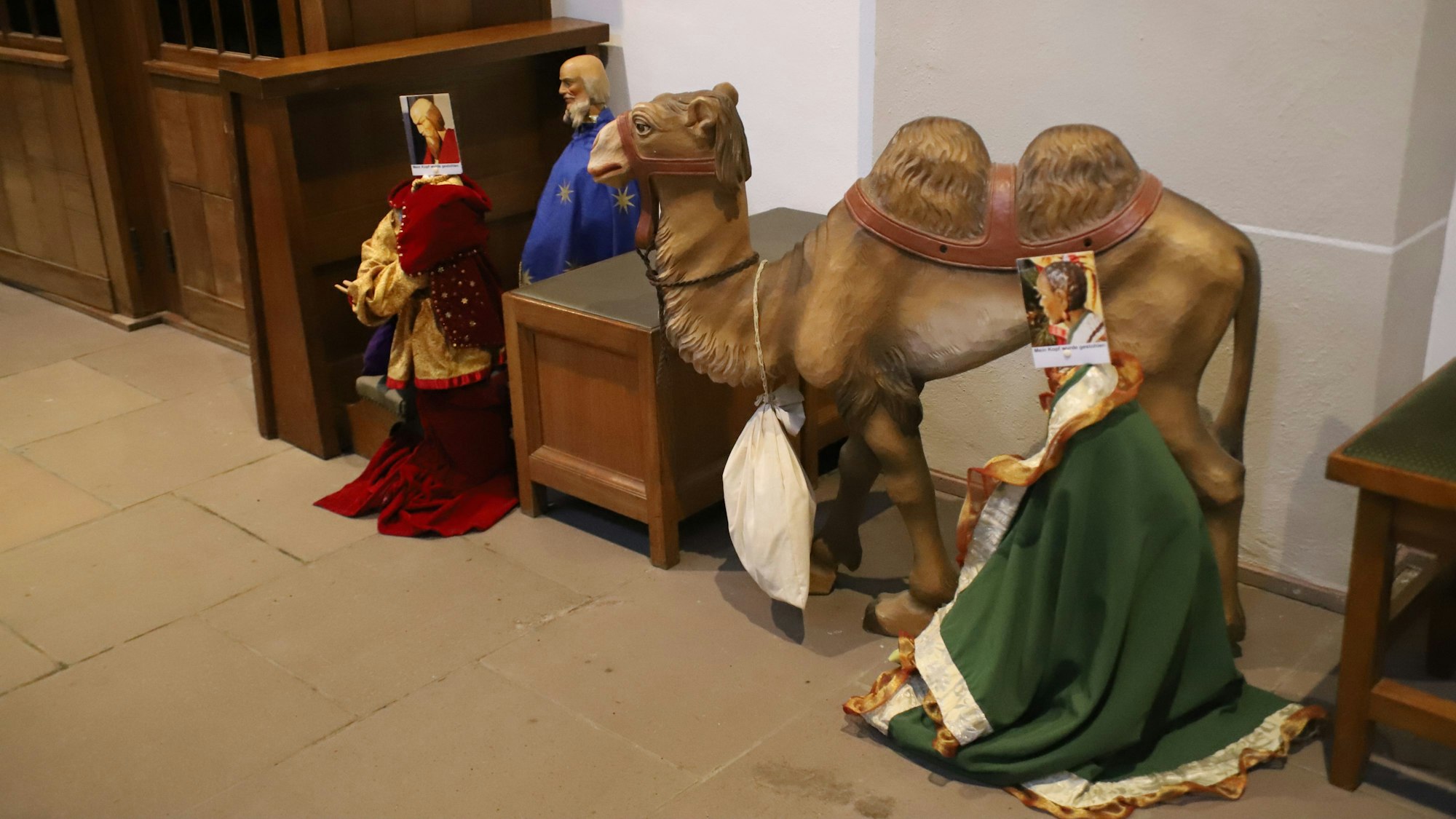 Ein Foto aus der vorigen Weihnachtszeit. Aus der Siegburger Abteikirche waren am 28. Dezember 2022 die Köpfe von zwei heiligen Königen aus dem Krippenprogramm gestohlen worden. Fotos ersetzten sie.