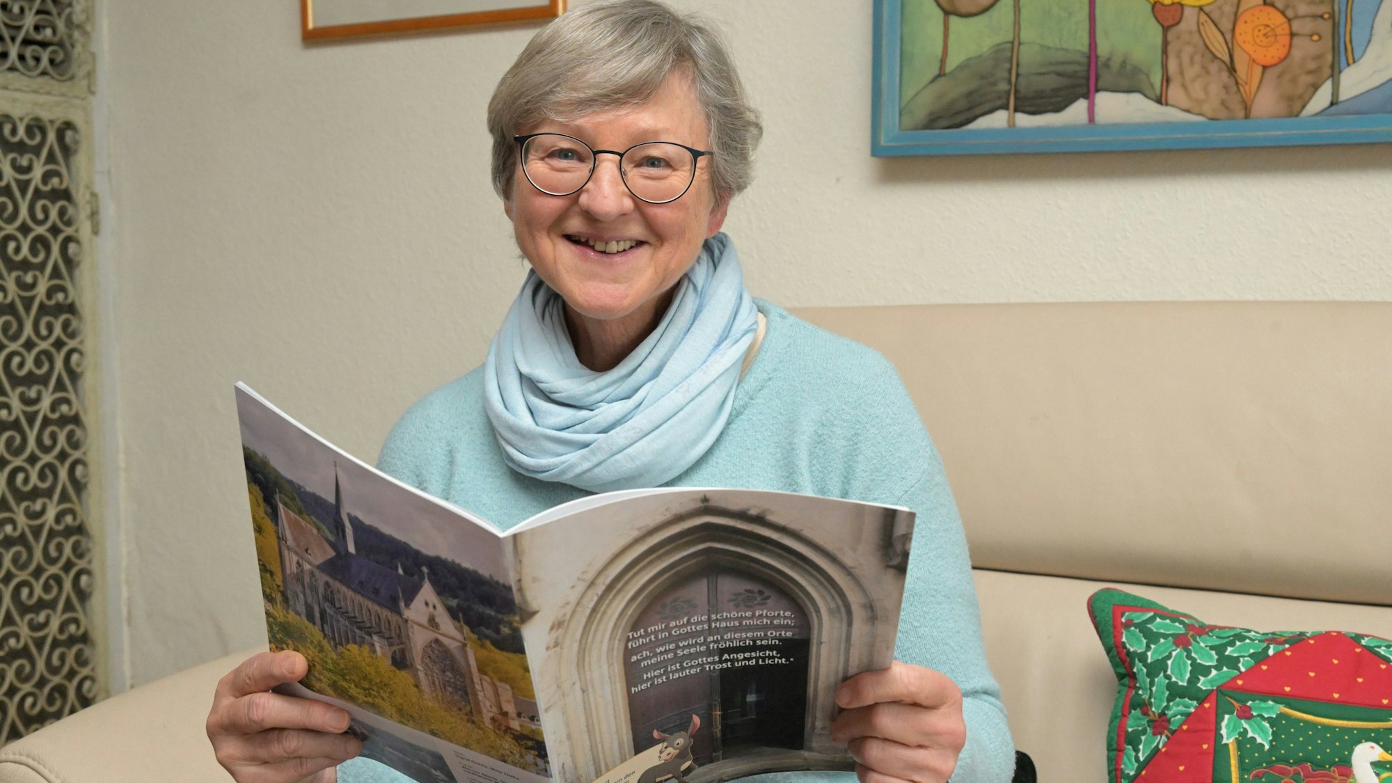 Sigrid Eberle hält den von ihr geschriebenen Domführer für Kinder in der Hand.
