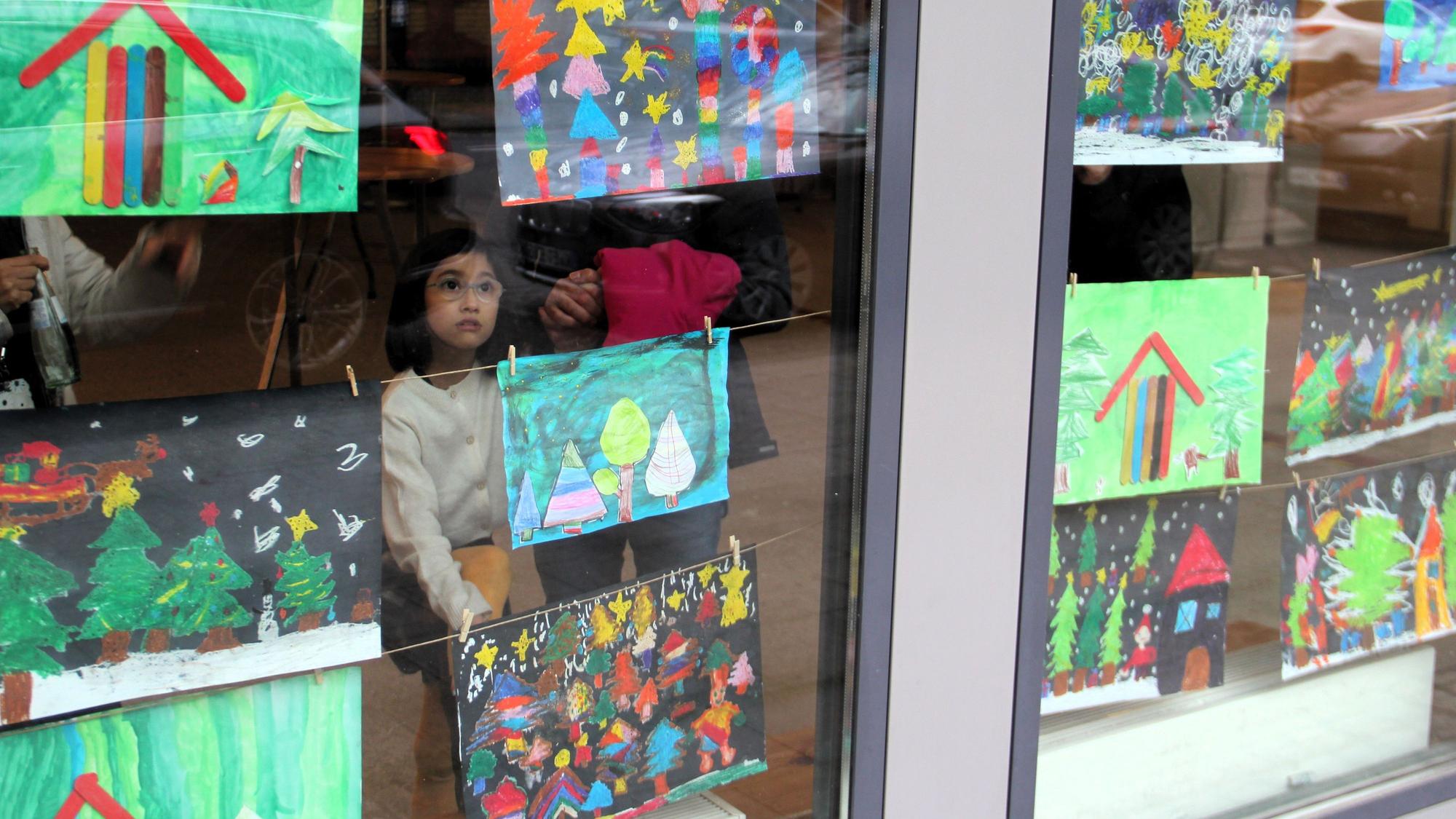 Bilder hängen im Schaufenster.