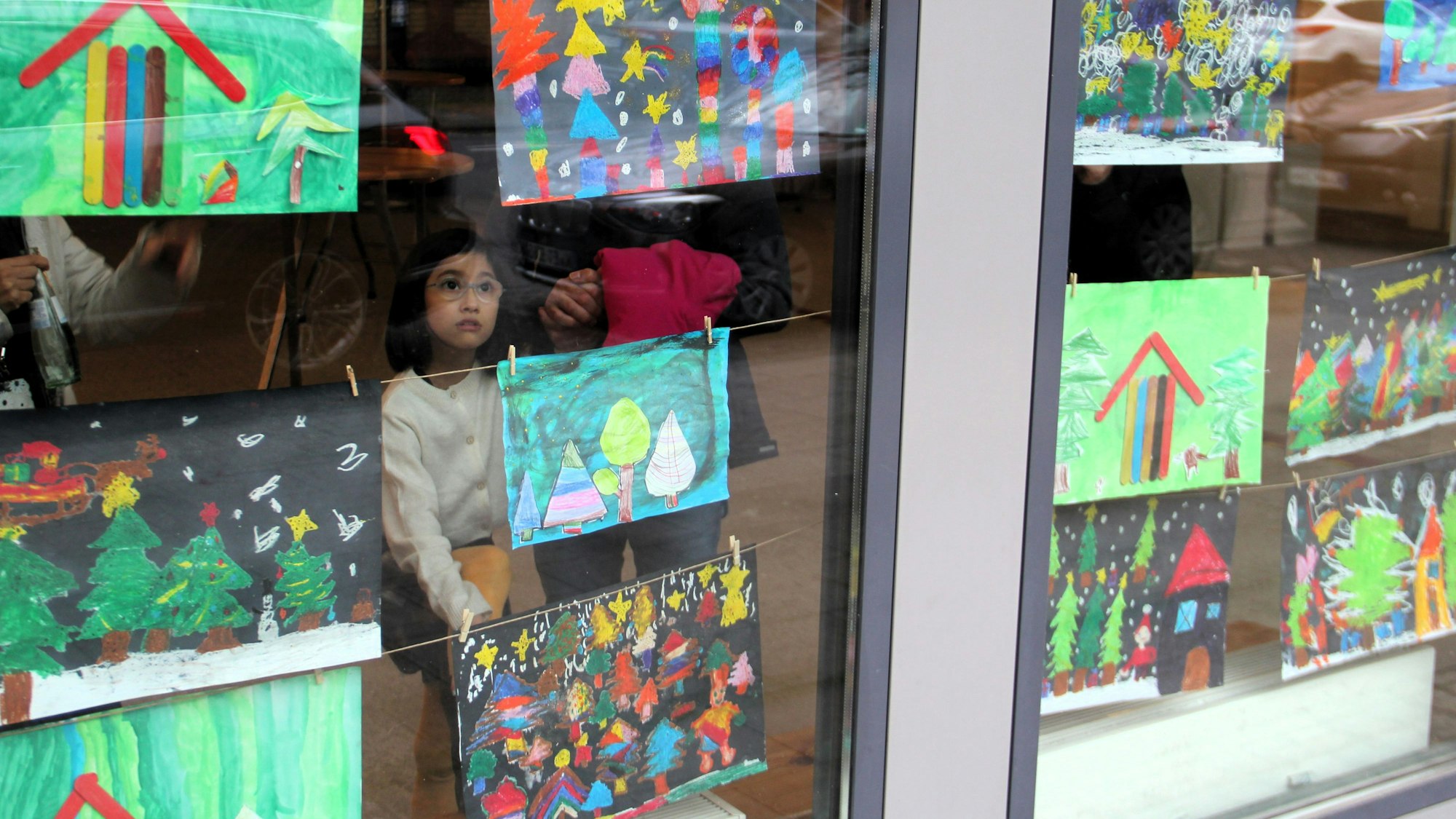 Bilder hängen im Schaufenster.