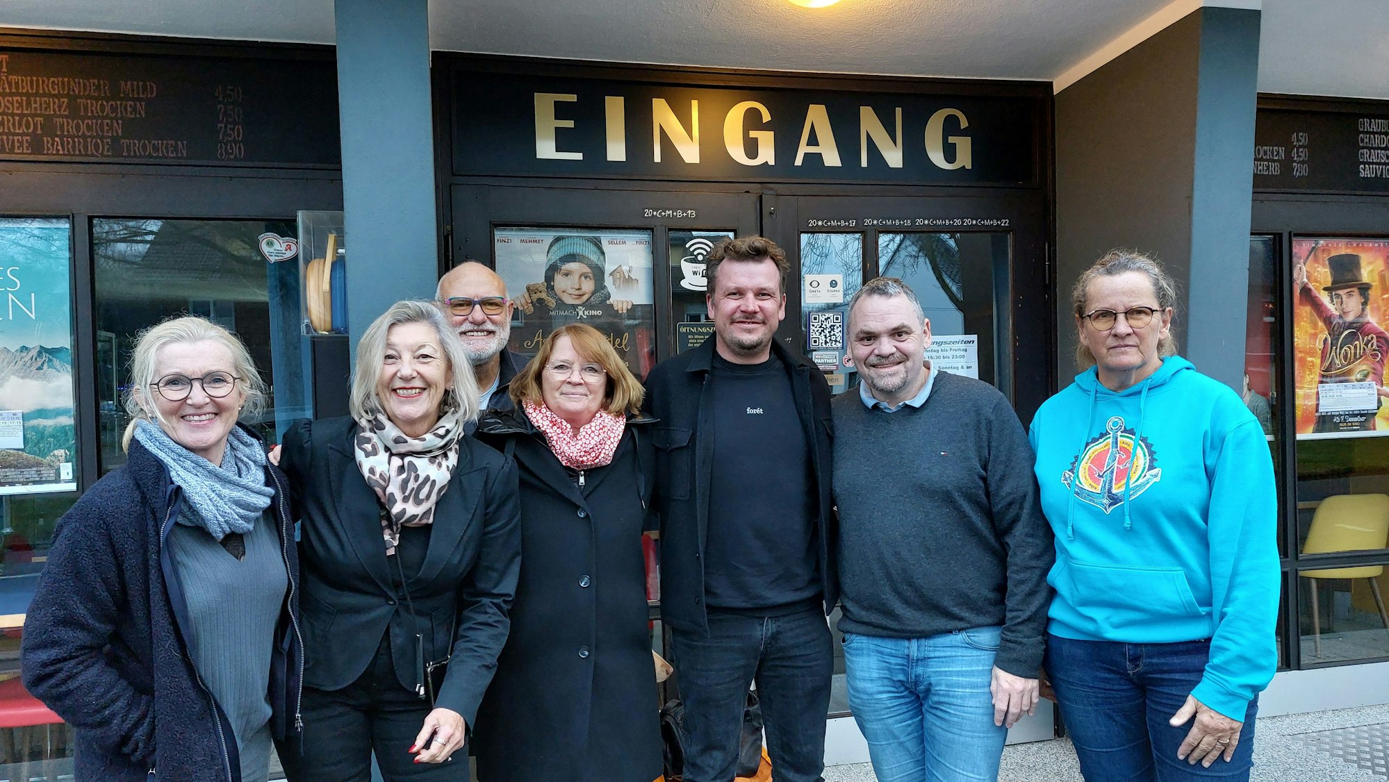 EIne Gruppe von Menschen vor dem Eingang des Berli-Theaters.
