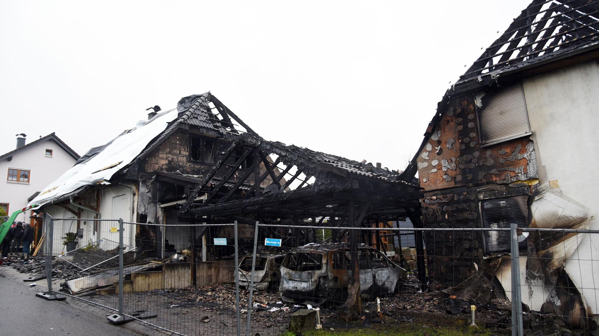Der Carport und die beiden Häuser wurden bei dem Feuer völlig zerstört und sind nicht mehr bewohnbar.