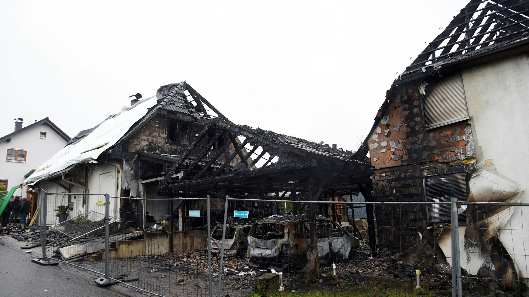 Der Carport und die beiden Häuser wurden bei dem Feuer völlig zerstört und sind nicht mehr bewohnbar.