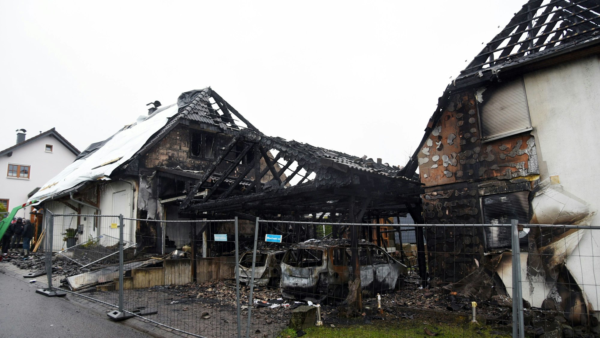 Die beiden abgebrannten Häuser und das Carport in Wipperfürth-Ohl.
