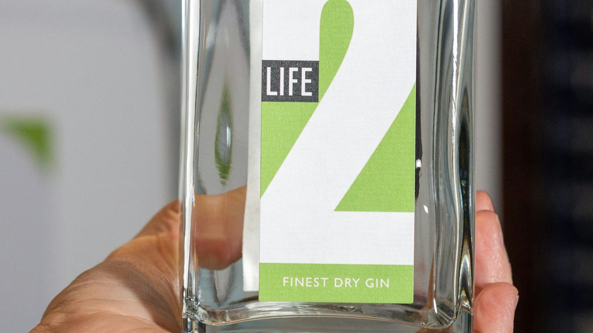 Eine Hand hält eine Flasche des Engelskirchener „Second-Life-Gin“.