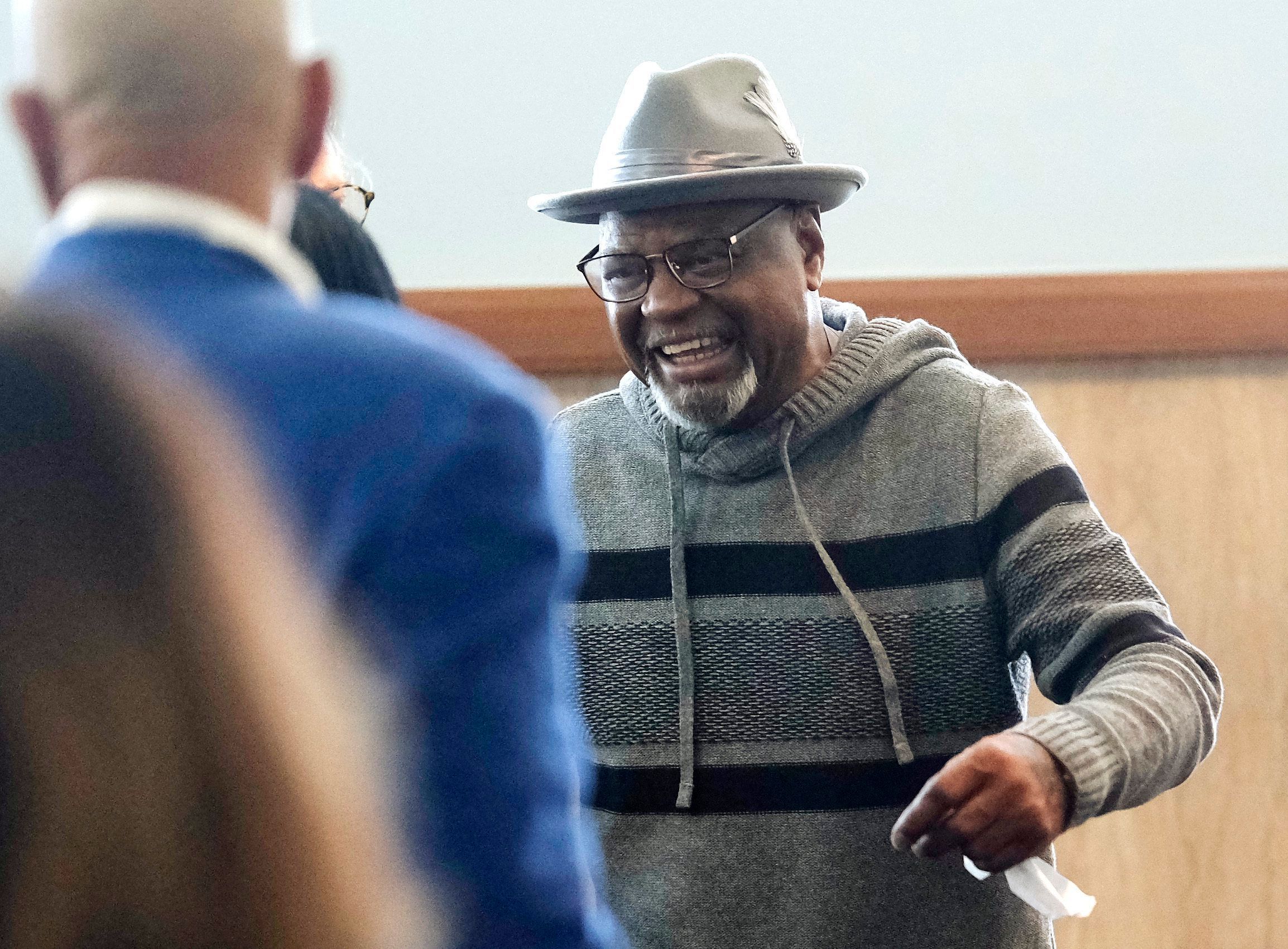 Der 71 Jahre alte Glynn Simmons wurde nach mehr als 48 Jahren aus der Haft entlassen, er saß unschuldig im Gefängnis, stellt das Gericht fest.