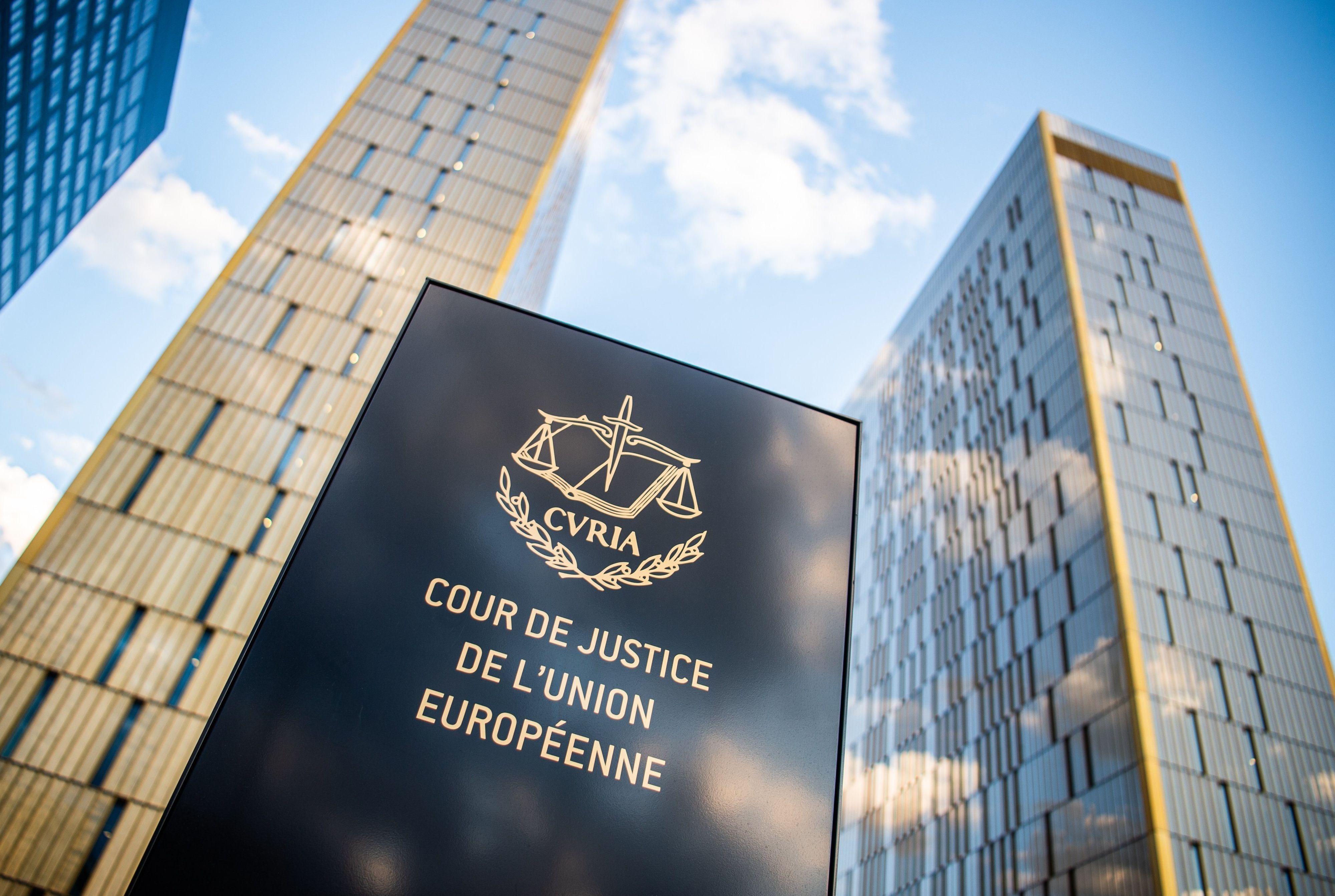 Ein Schild mit der Aufschrift „Cour de Justice de l'union Européene“ steht vor dem Europäischen Gerichtshof im Europaviertel. Der EuGH urteilt im Streit um die Super League.