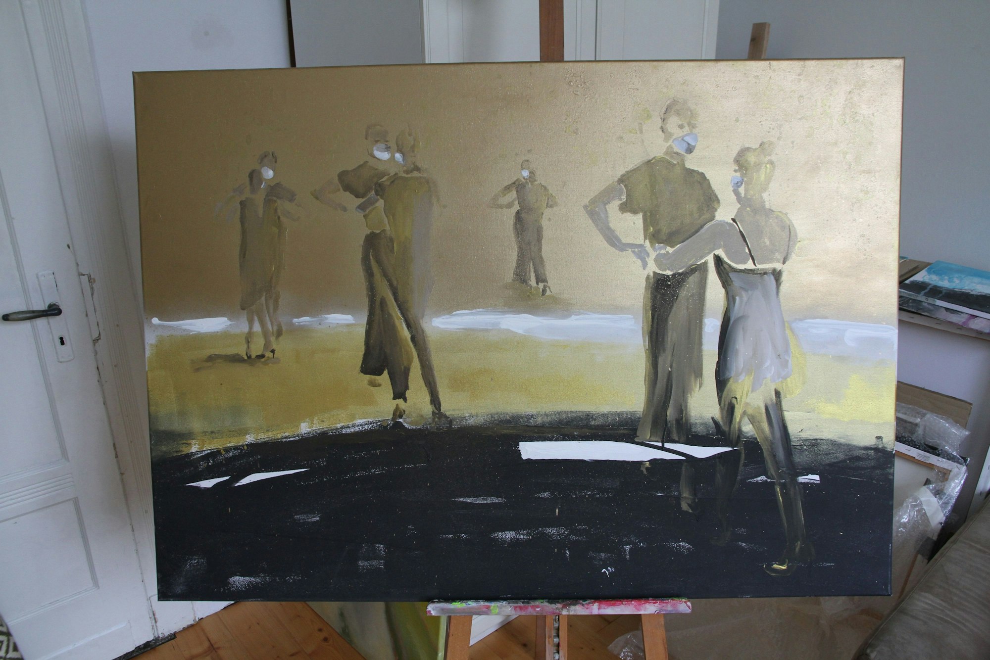 Ein Bild zeigt fünf Tanzpaare mit Corona-Schutzmasken