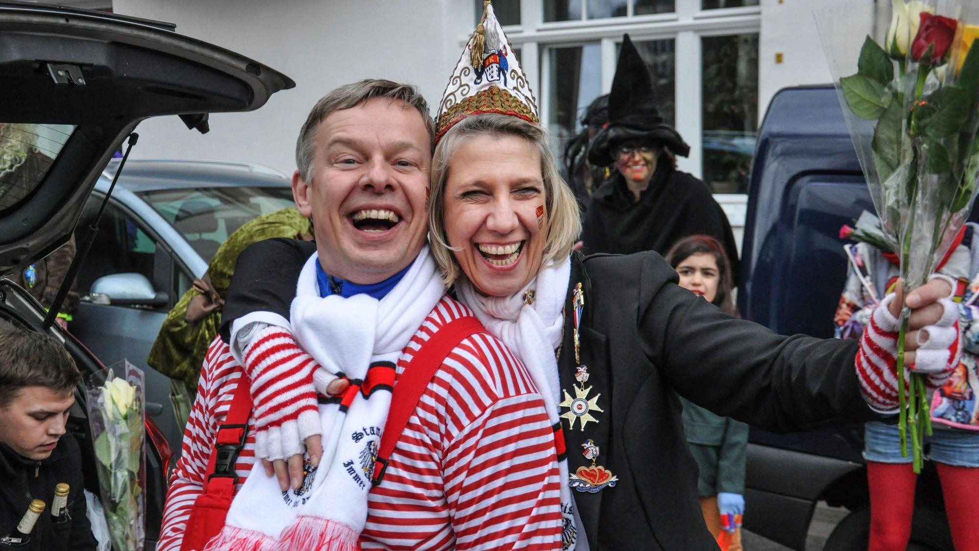 Karnevalisten ziehen durch die Straßen.