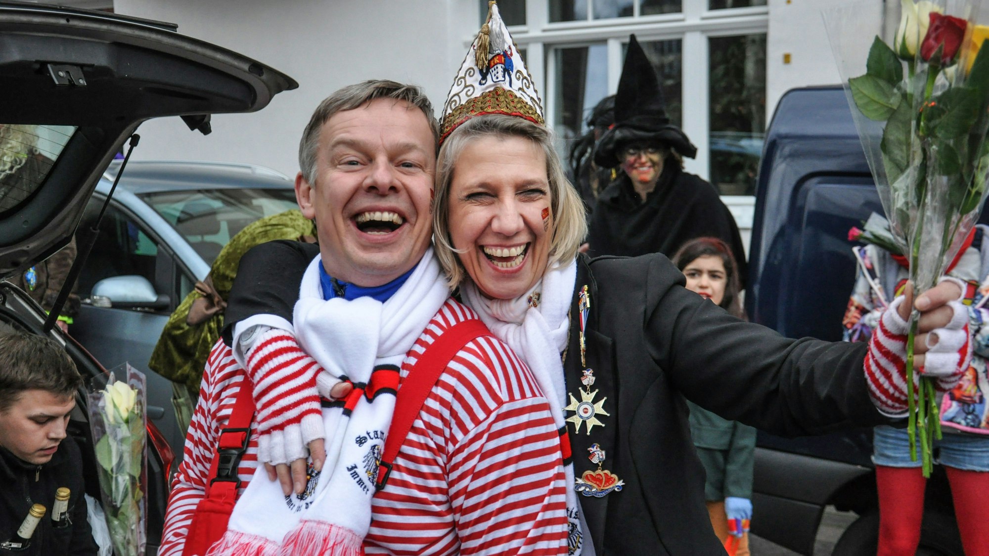 Karnevalisten ziehen durch die Straßen.