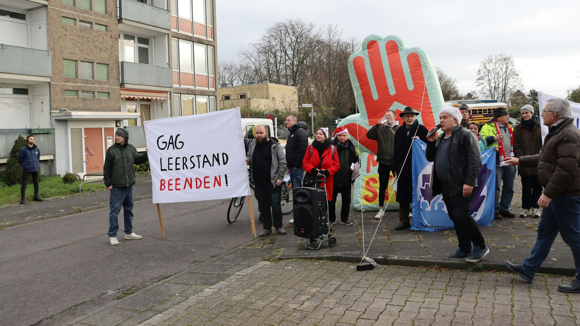 Demonstranten vor einem Wohnblock