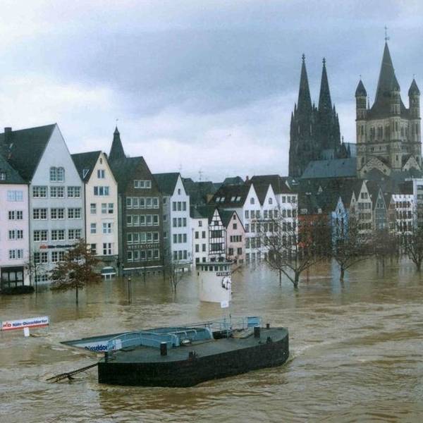 Die Kölner Altstadt während des Hochwassers vor 30 Jahren an Weihnachten 1993.