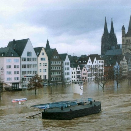 Die Kölner Altstadt während des Hochwassers vor 30 Jahren an Weihnachten 1993.