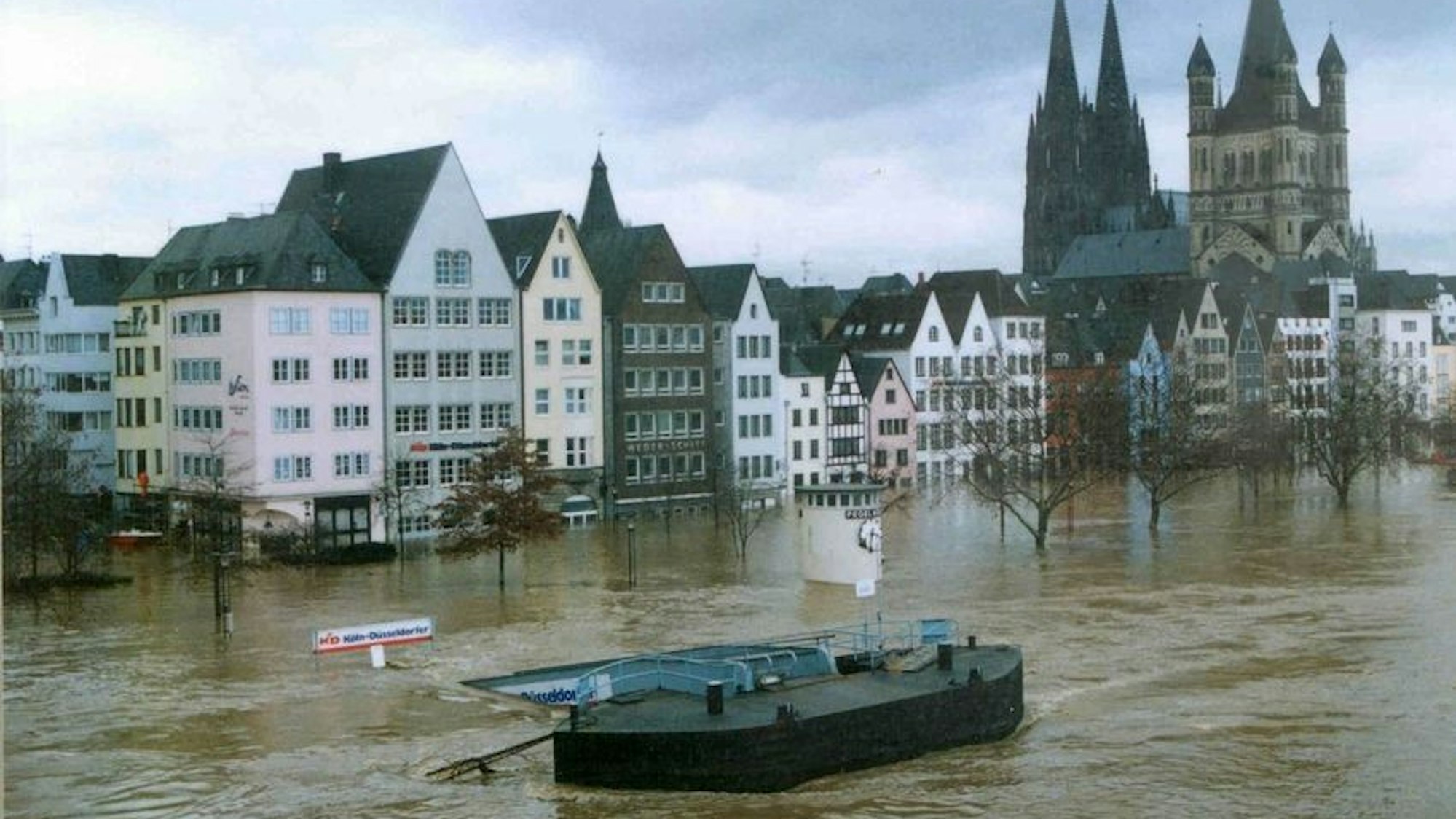 Die Kölner Altstadt während des Hochwassers vor 30 Jahren an Weihnachten 1993.