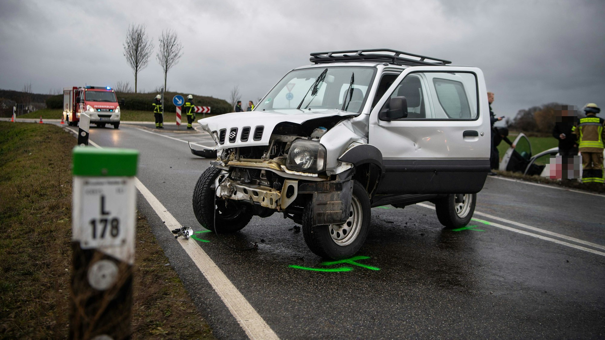 Das Bild zeigt den bei der Kollision im Frontbereich demolierten Suzuki.
