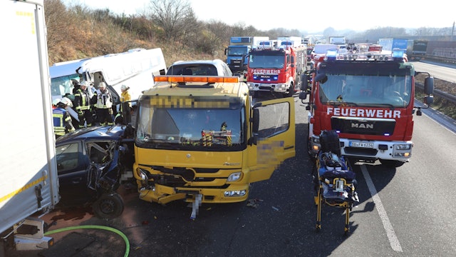 Bei dem Unfall auf der A3 in Höhe von Hennef-Dambroich wurden fünf Menschen zum Teil schwer verletzt.