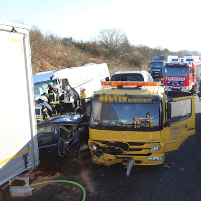 Bei dem Unfall auf der A3 in Höhe von Hennef-Dambroich wurden fünf Menschen zum Teil schwer verletzt.