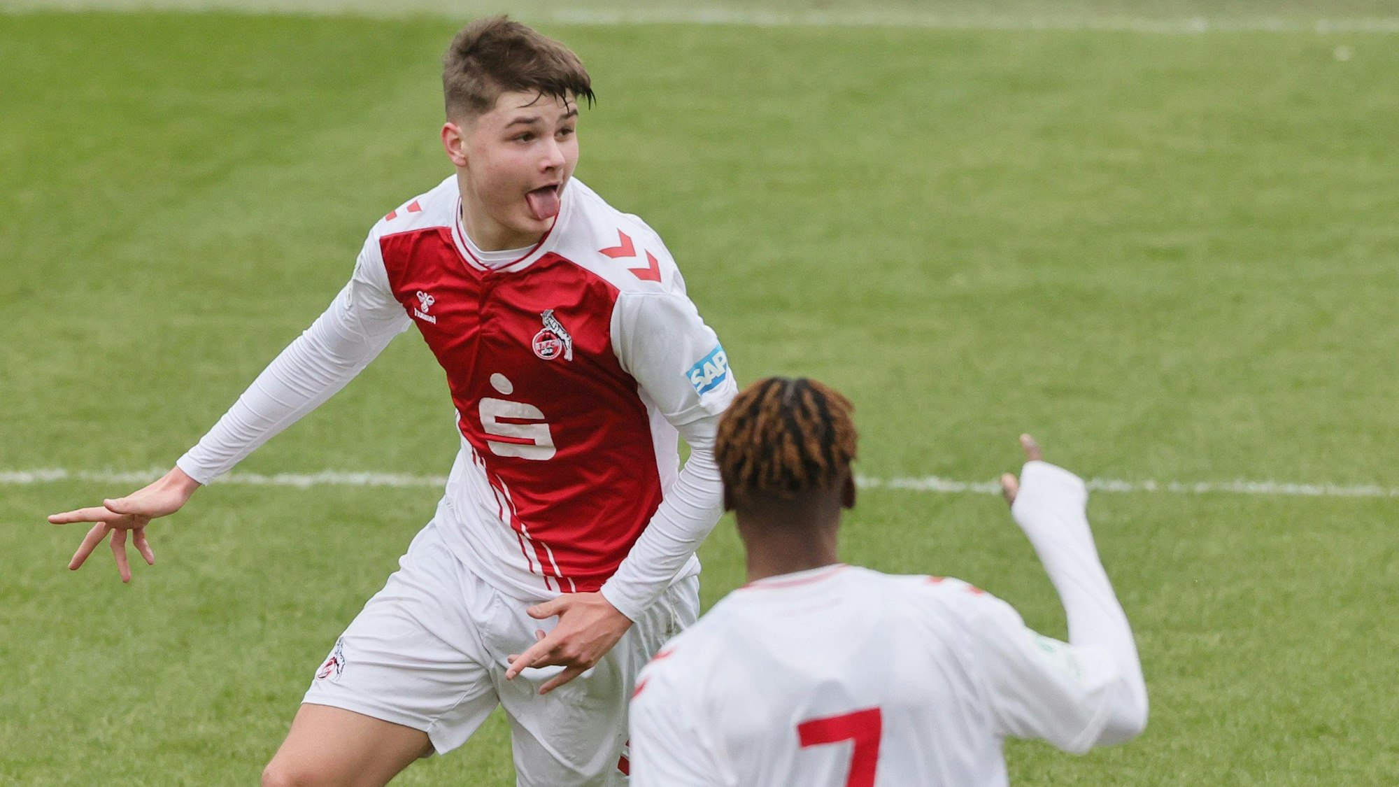 Der Kölner Nachwuchsspieler Jaka Cuber Potocnik jubelt über sein Tor.