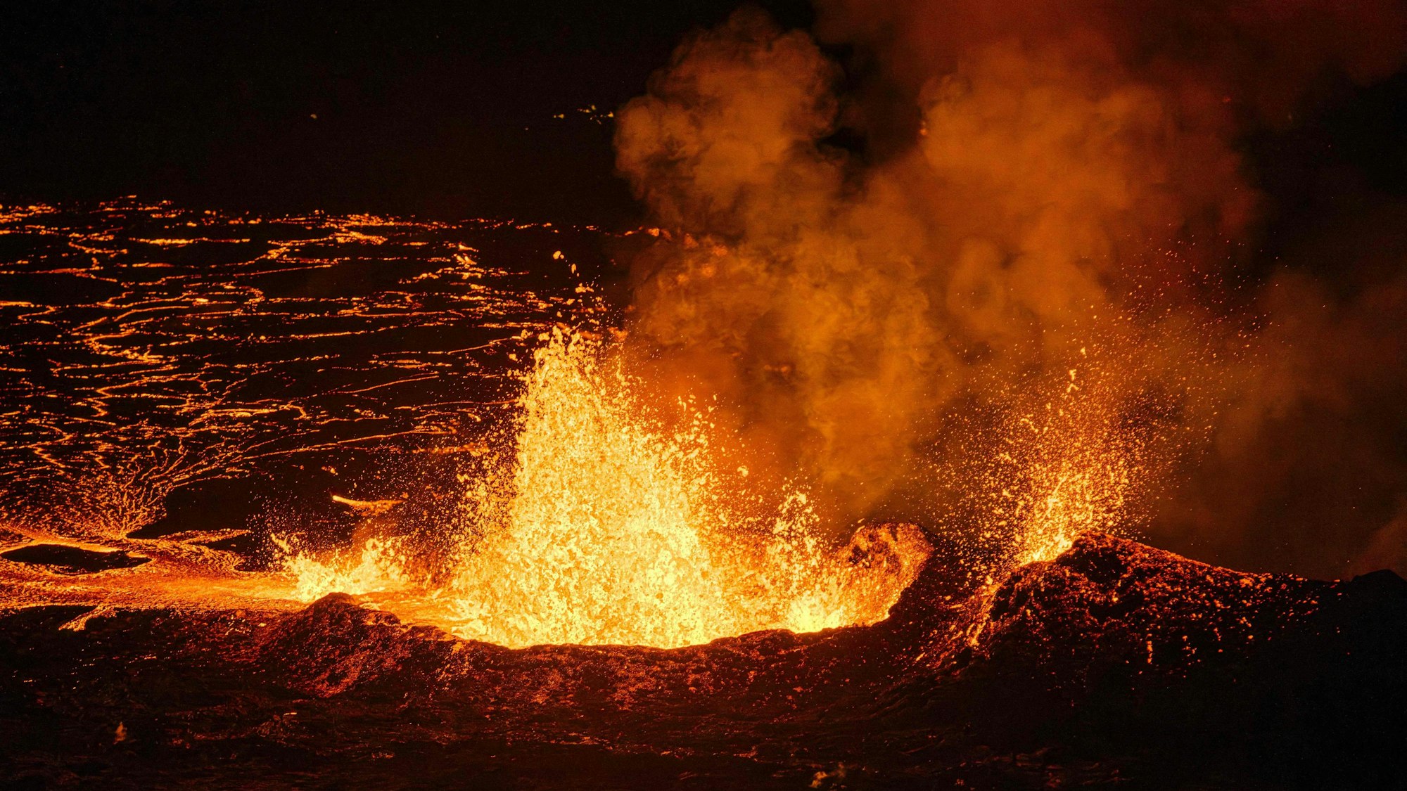 Geschmolzene Lava spritzt aus einem Riss auf der Halbinsel Reykjavik.