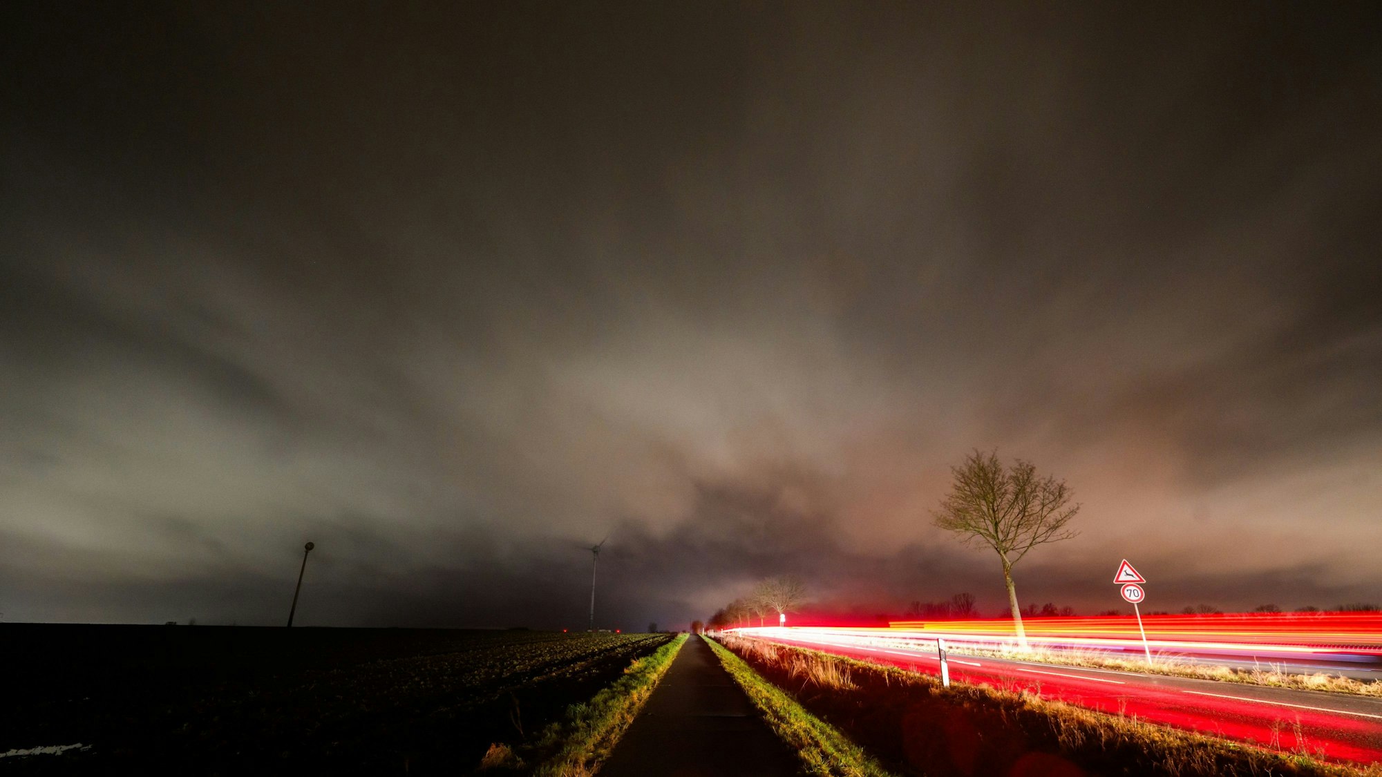 Niedersachsen, Laatzen: Wolken ziehen am Donnerstag (21. Dezember) über die Region Hannover hinweg. Sturmtief „Zoltan“ führt zu Sturmflut und Flugausfällen.