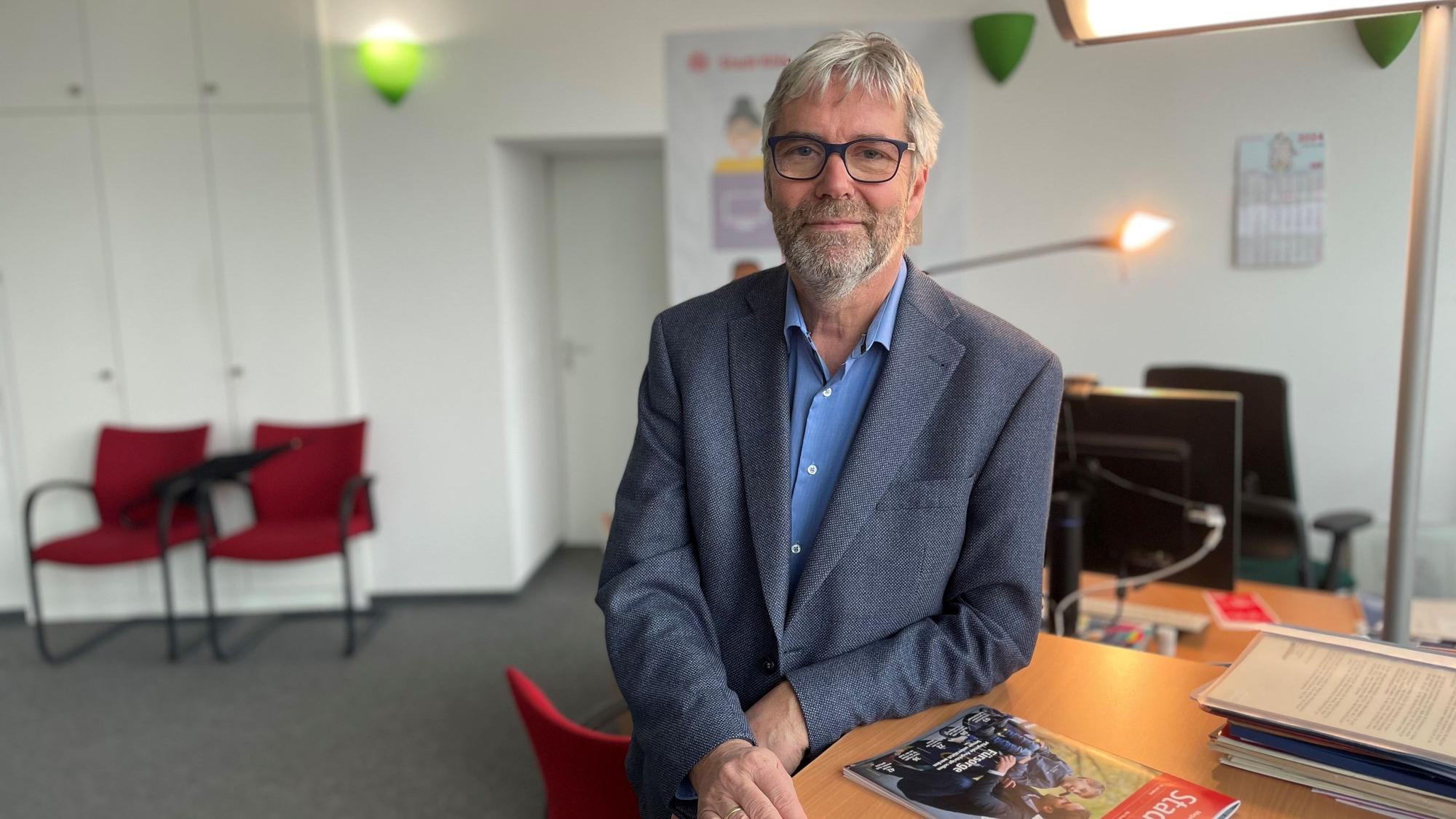 Jakob Schüller, scheidender Leiter der VHS, in seinem Büro