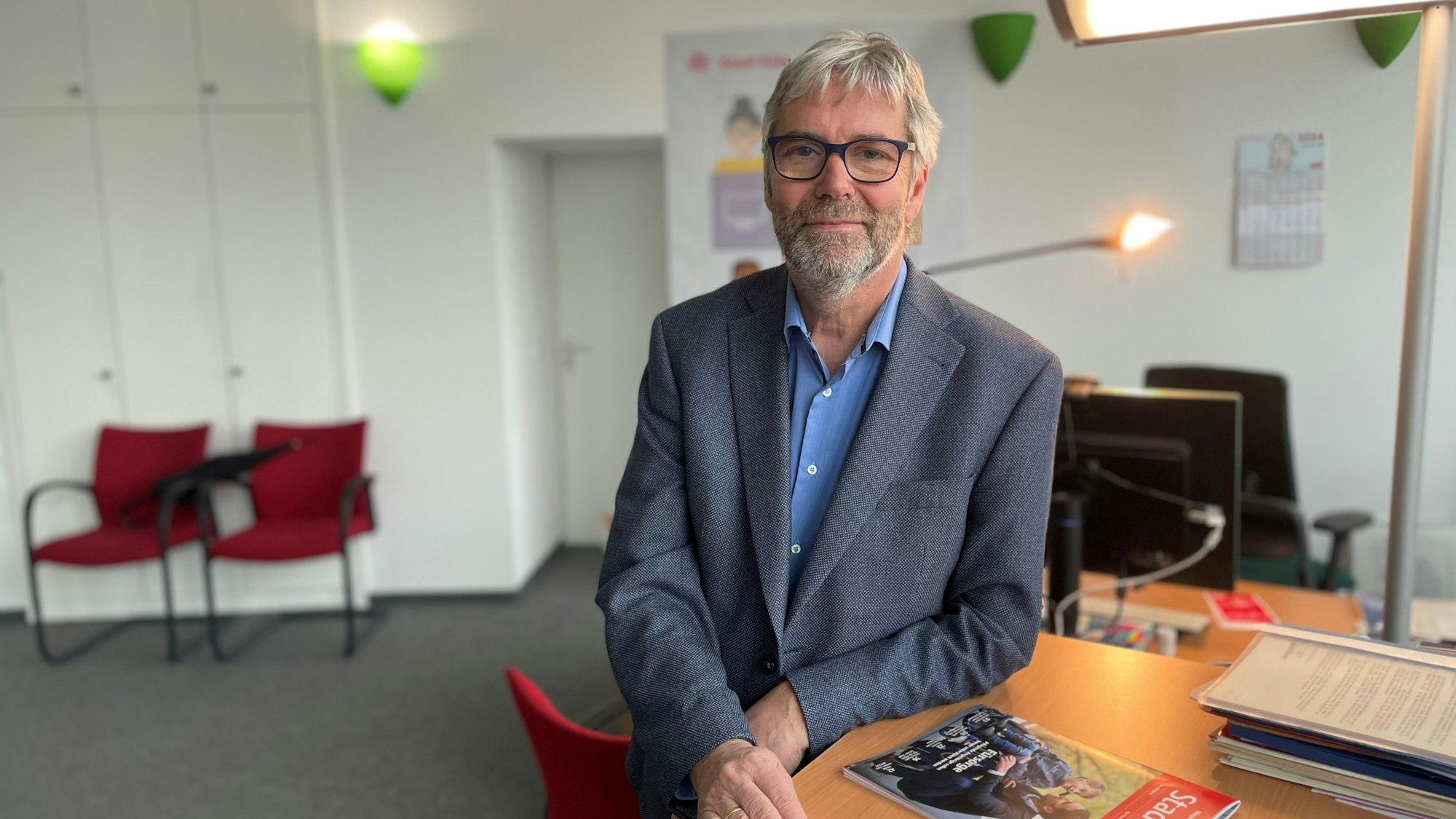 Jakob Schüller, scheidender Leiter der VHS, in seinem Büro