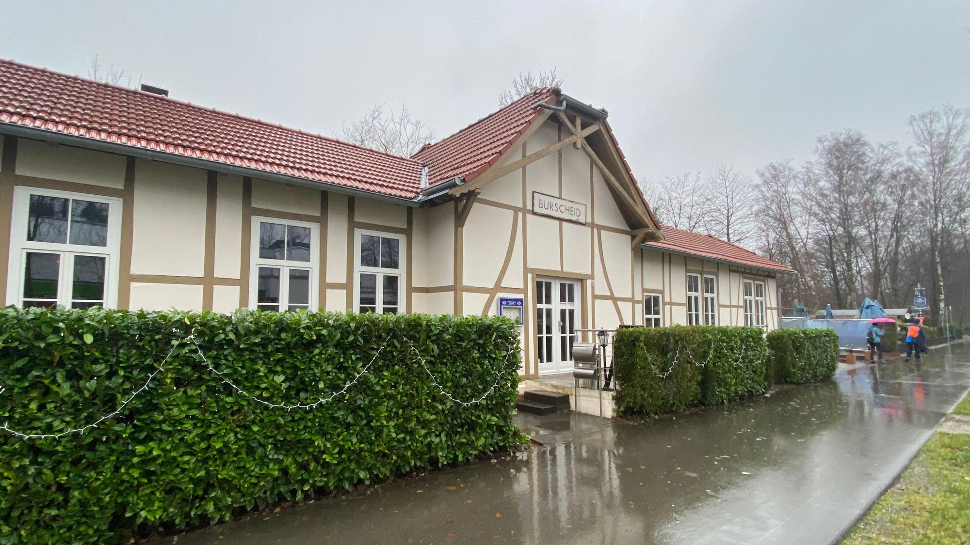 Ein Fachwerkhaus im Regen.