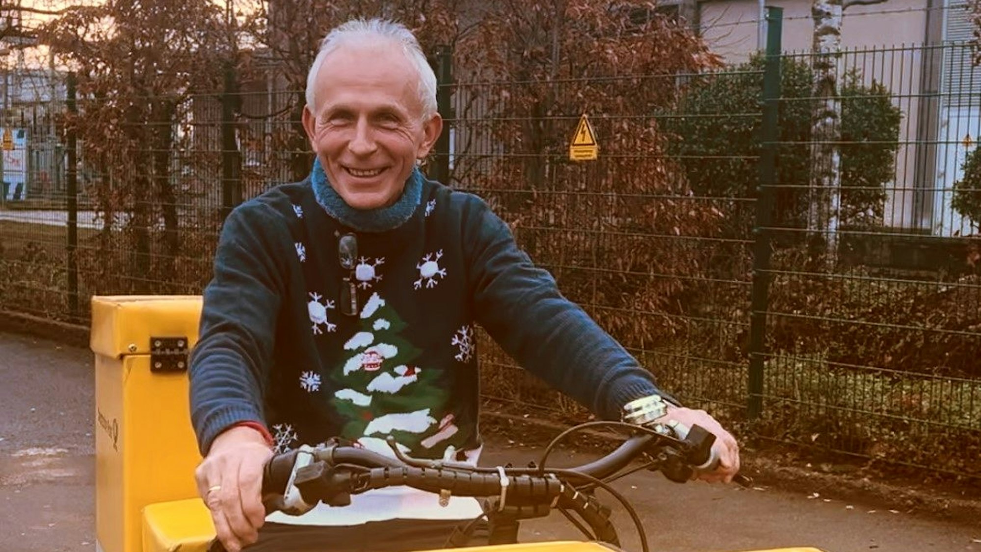 Ein Postbote auf dem Fahrrad.