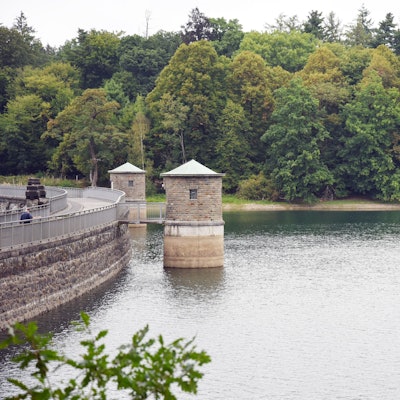 Ansicht der Staumauer der Neyetalsperre.