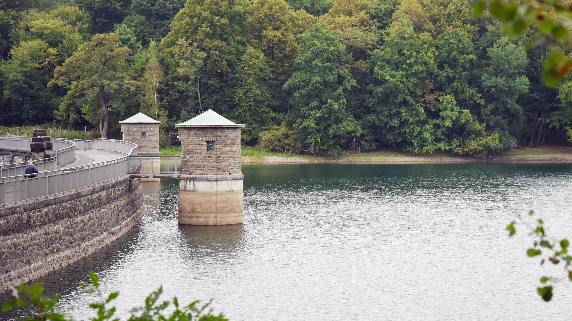 Ansicht der Staumauer der Neyetalsperre.