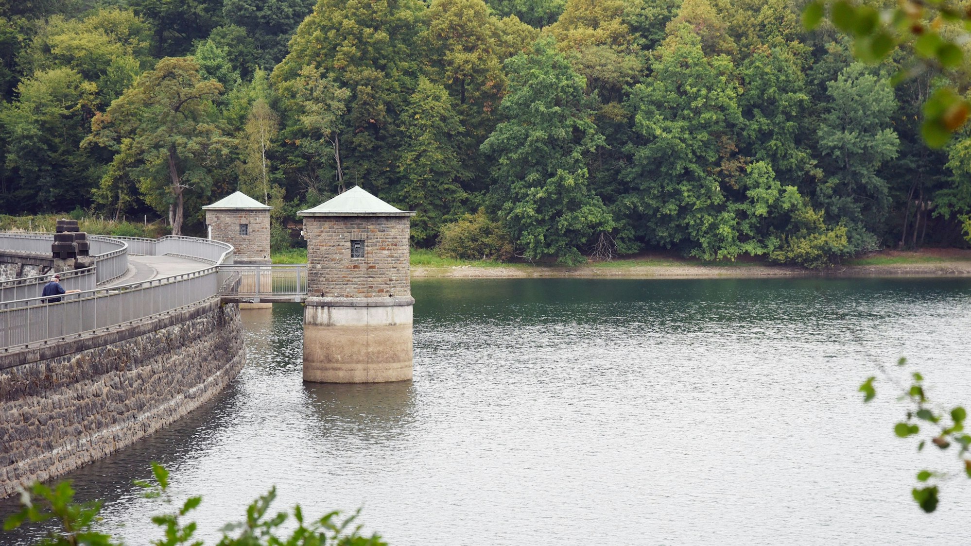 Ansicht der Staumauer der Neyetalsperre.