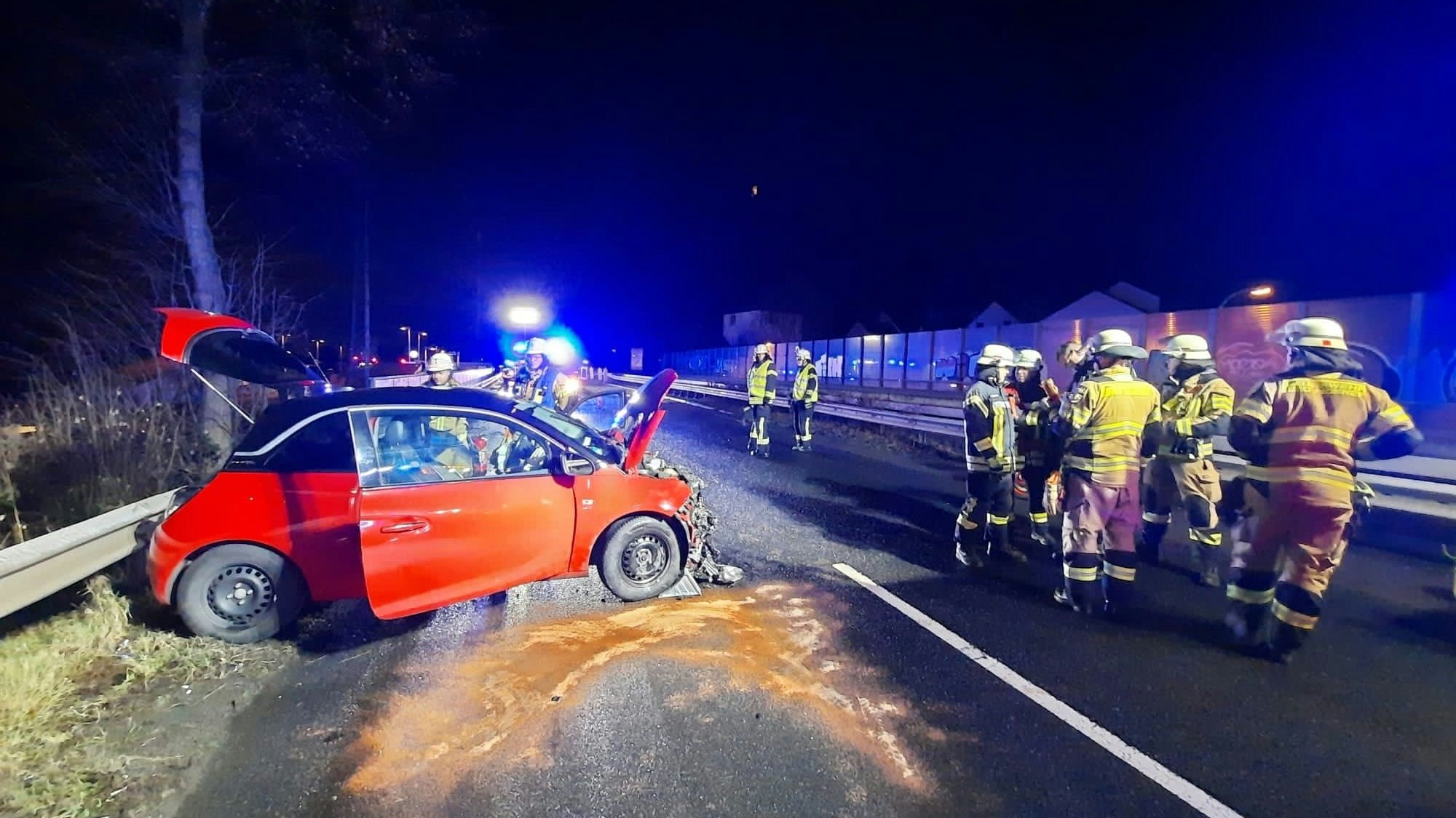 Eine schwer verletzte Person musste die Feuerwehr aus dem Fahrzeug befreien.