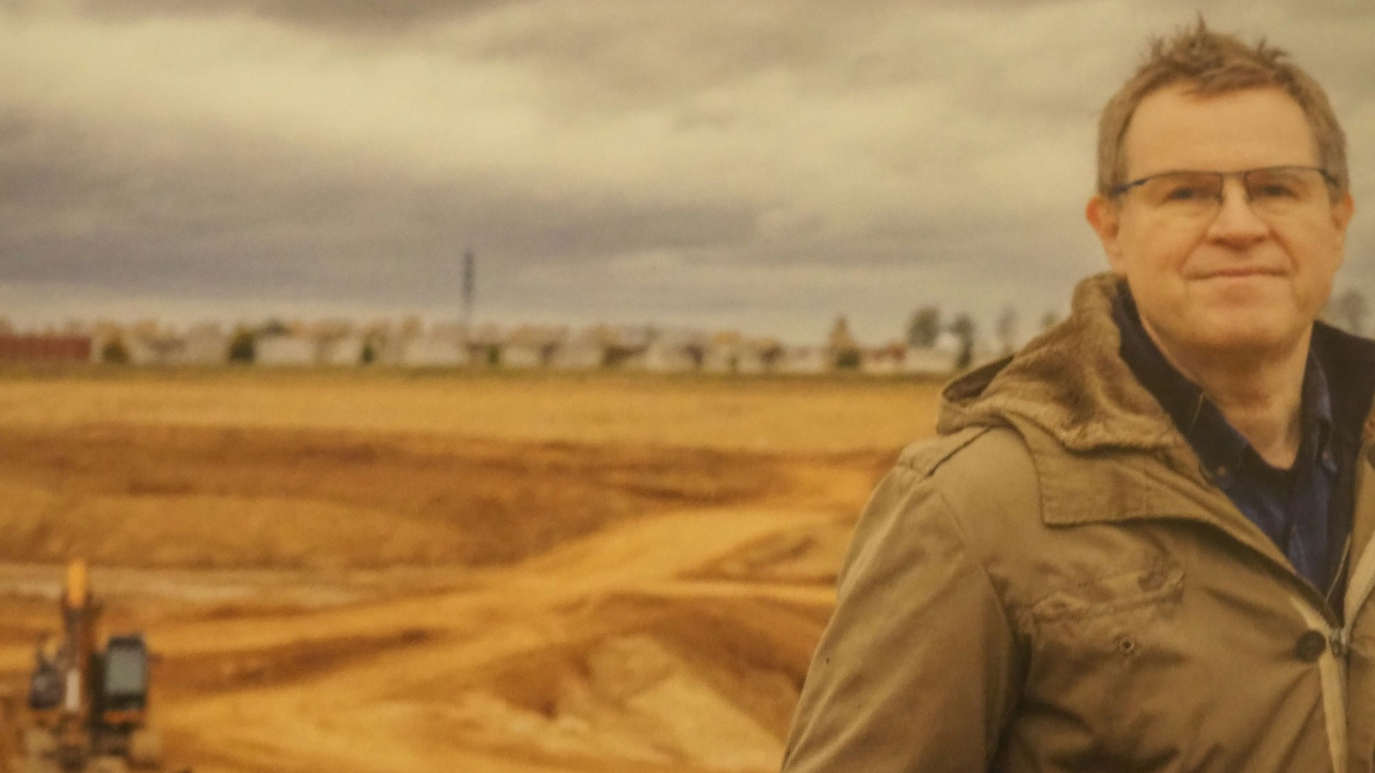 Ein Mann steht vor dem Krater.