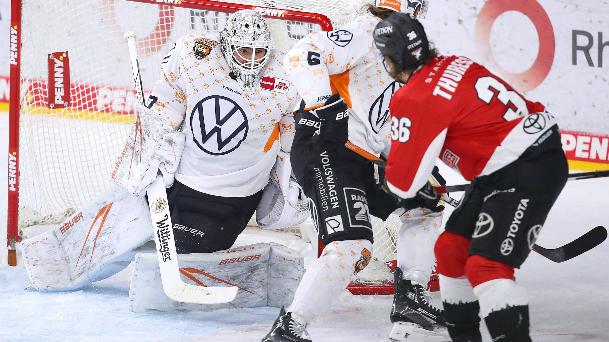 17.12.2023, Köln, Eishockey, Penny DEL, 29. Spieltag, Lanxess-Arena, Kölner Haie - Grizzlys Wolfsburg: Torhüter Hannibal Weitzmann Grizzlys Wolfsburg verteidigt gegen Andreas Thuresson