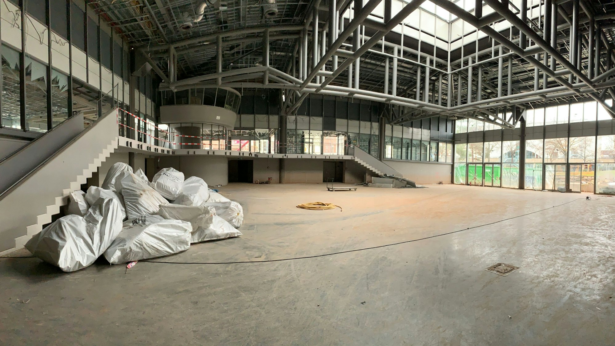 Der große Saal des City-Forums ist entkernt worden. Neben einer Treppe liegen Kunststoffsäcke mit Material, das separat entsorgt werden muss.