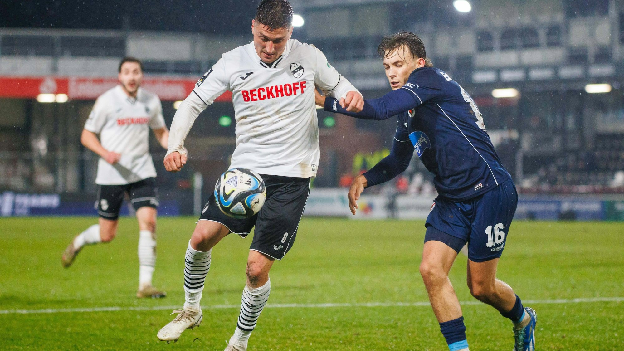 v.l. Marcel Mehlem SC Verl, 08, Florian Engelhardt FC Viktoria Koeln 1904, 16 GER, SC Verl vs. FC Viktoria Koeln 1904, Fussball, 3. Liga, 20. Spieltag, Spielzeit 2023/2024, 20.12.2023 DFL Regulations prohibit any use of photographers as image sequences and/or quasi-video. GER, SC Verl vs. FC Viktoria Koeln 1904, Fussball, 3. Liga, 20. Spieltag, Spielzeit 2023/2024, 20.12.2023 Verl *** v l Marcel Mehlem SC Verl, 08 , Florian Engelhardt FC Viktoria Koeln 1904, 16 GER, SC Verl vs FC Viktoria Koeln 1904, Football, 3 Liga, Matchday 20, Season 2023 2024, 20 12 2023 DFL Regulations prohibit any use of photographers as image sequences and or quasi video GER, SC Verl vs FC Viktoria Koeln 1904, Football, 3 Liga, Matchday 20, Season 2023 2024, 20 12 2023 Verl Copyright: xEibner-Pressefotox/xJanxStrohdiekx EP_JSK