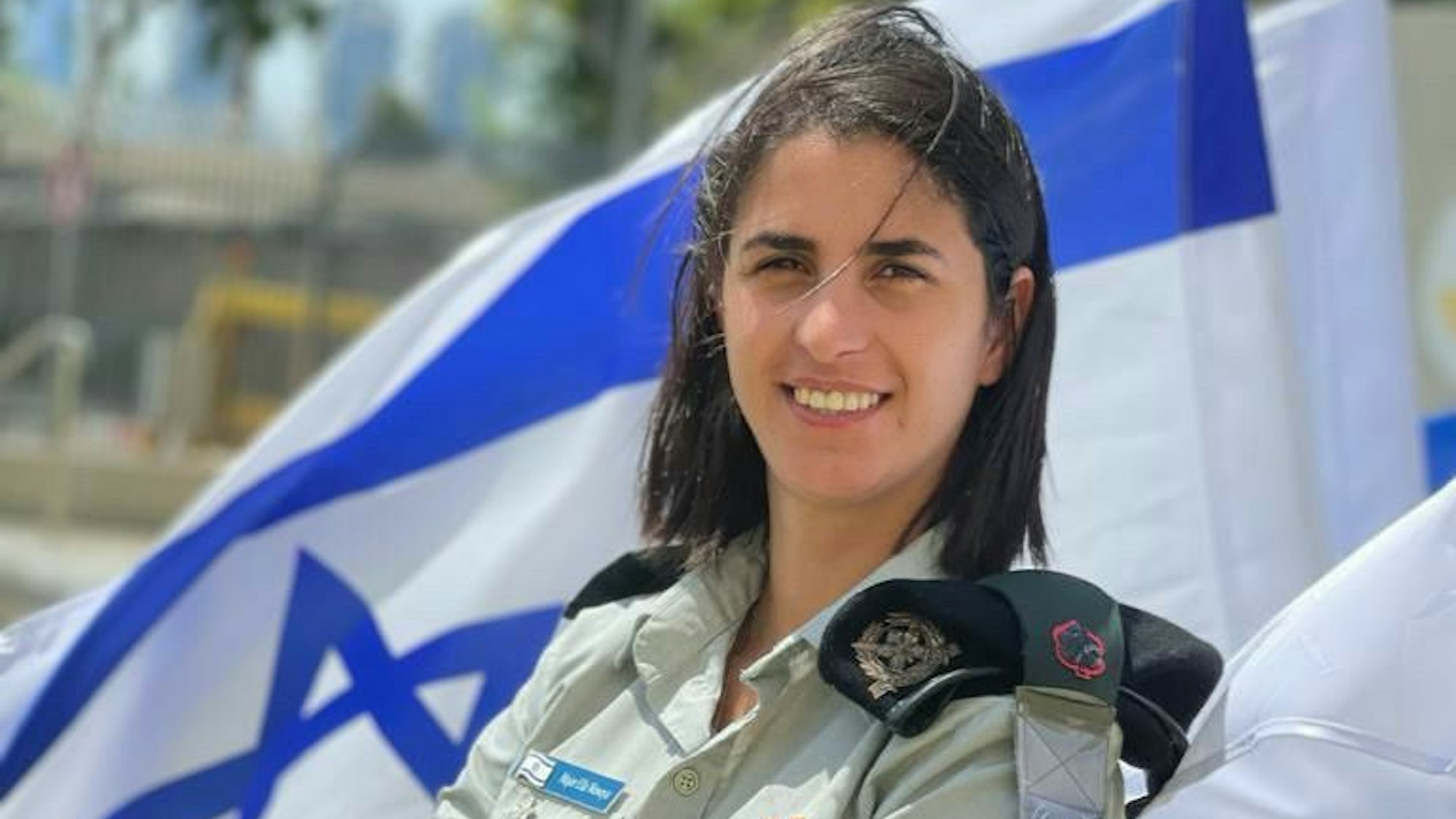 Ella Waweya lächelt in die Kamera