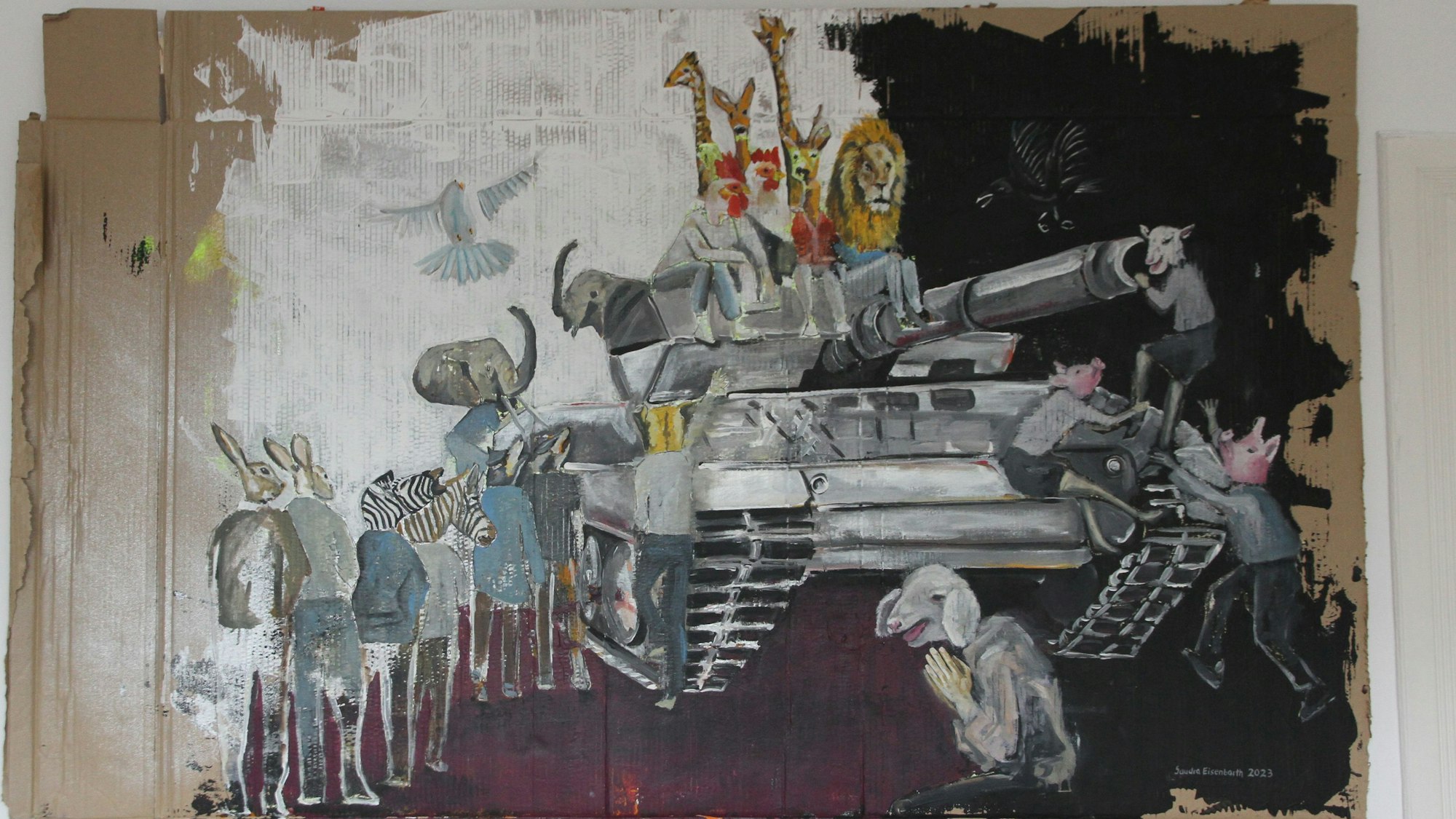 Menschliche Gestalten mit Tierköpfen stehen auf einem Bild Schlange vor einem Panzer