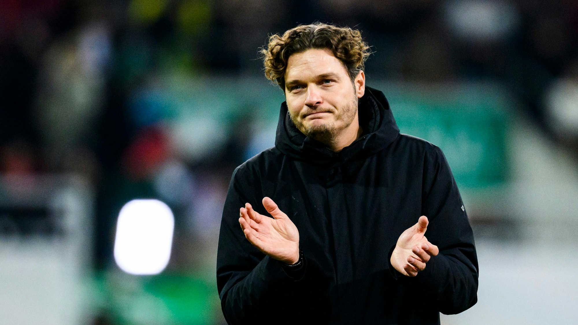 Dortmunds Trainer Edin Terzic reagiert nach dem Spiel unzufrieden und bedankt sich bei den Fans.