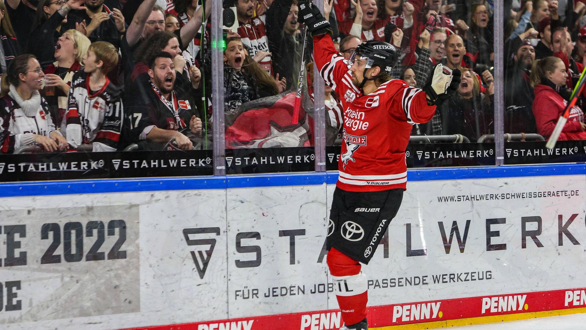 Andreas Thuresson jubelt mit den Fans.
