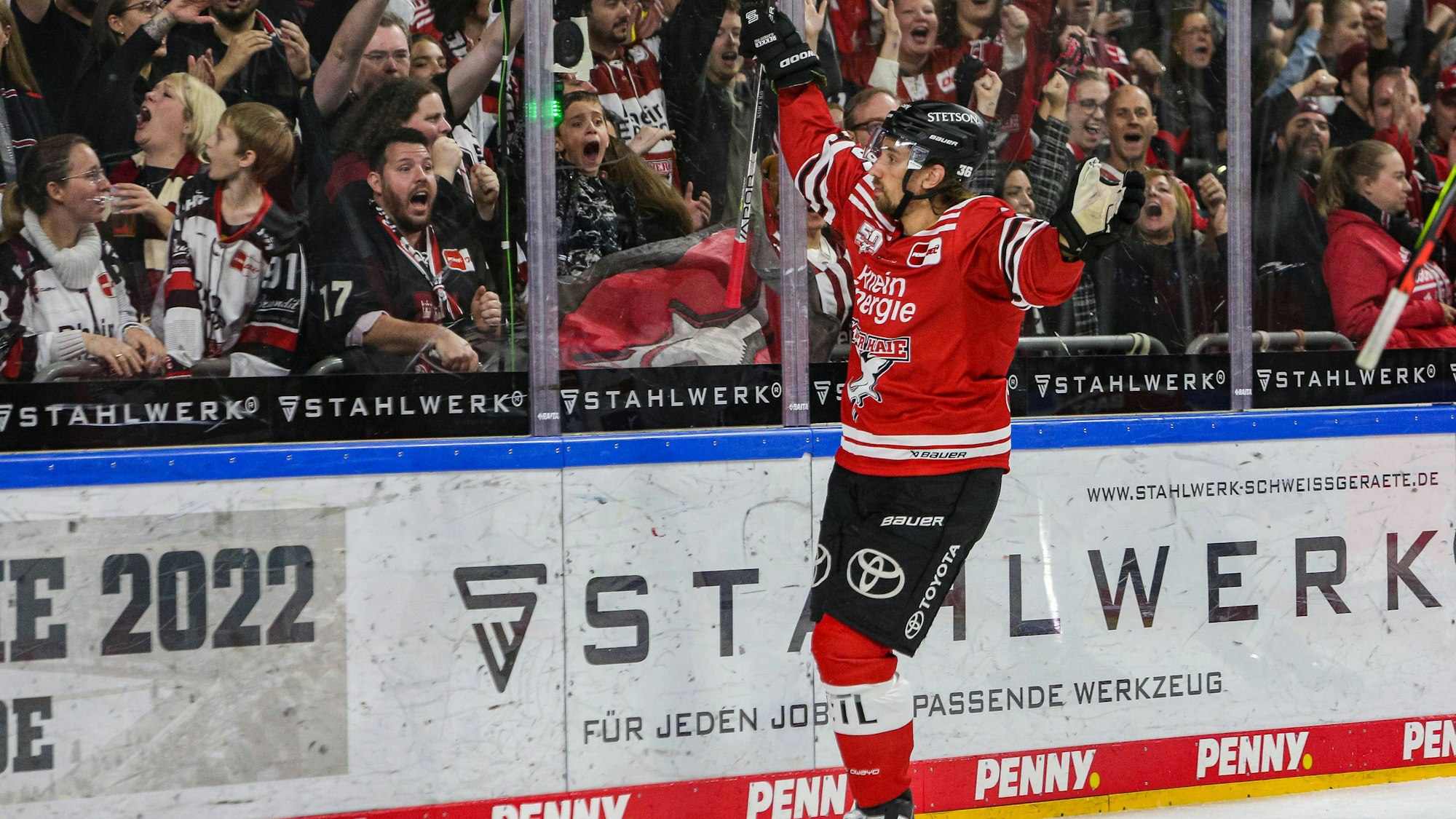 Andreas Thuresson jubelt mit den Fans.